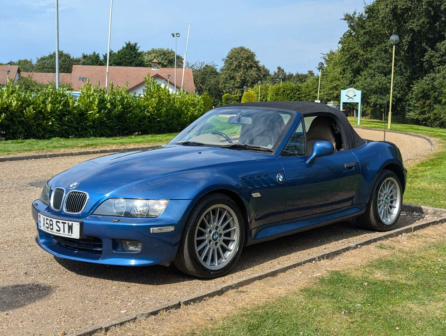 <p>2001 BMW Z3 3.0 ROADSTER&nbsp;</p>