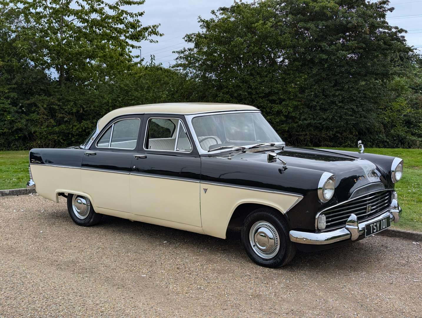 <p>1961 FORD ZODIAC MKII</p>