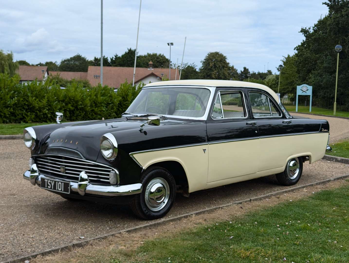 <p>1961 FORD ZODIAC MKII</p>