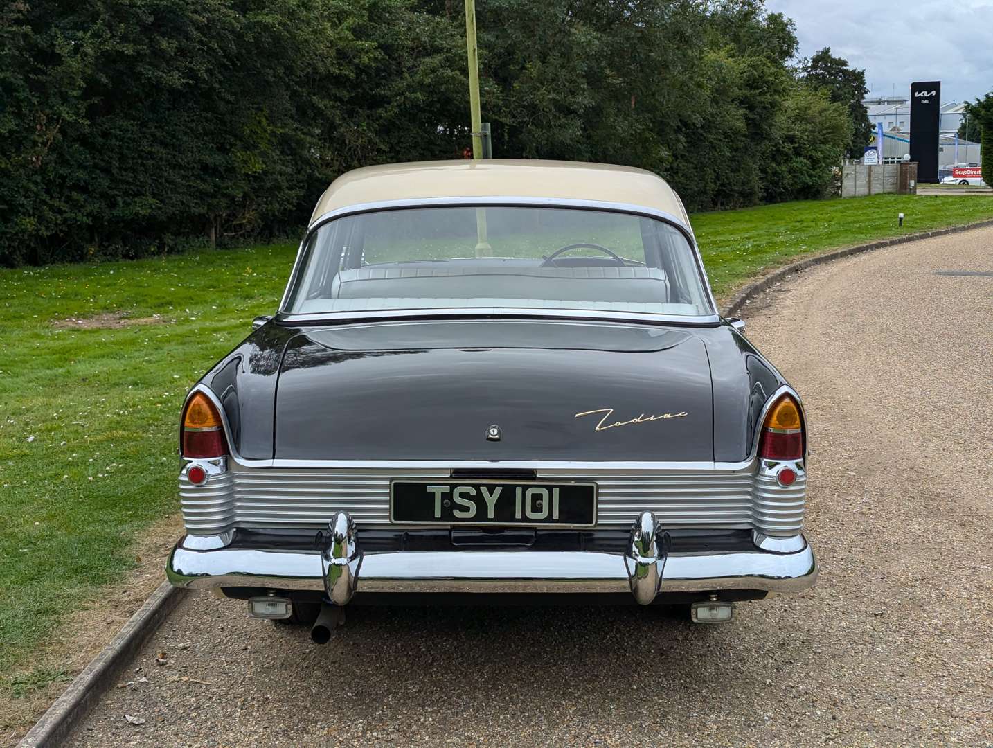 <p>1961 FORD ZODIAC MKII</p>