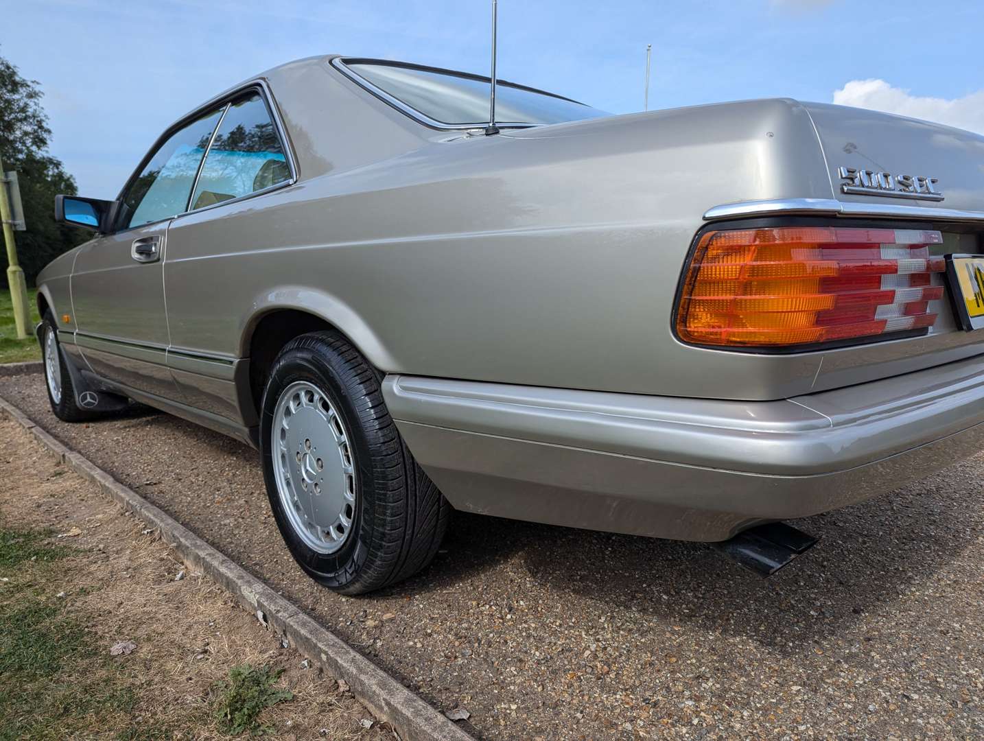 <p>1990 MERCEDES 500 SEC AUTO</p>