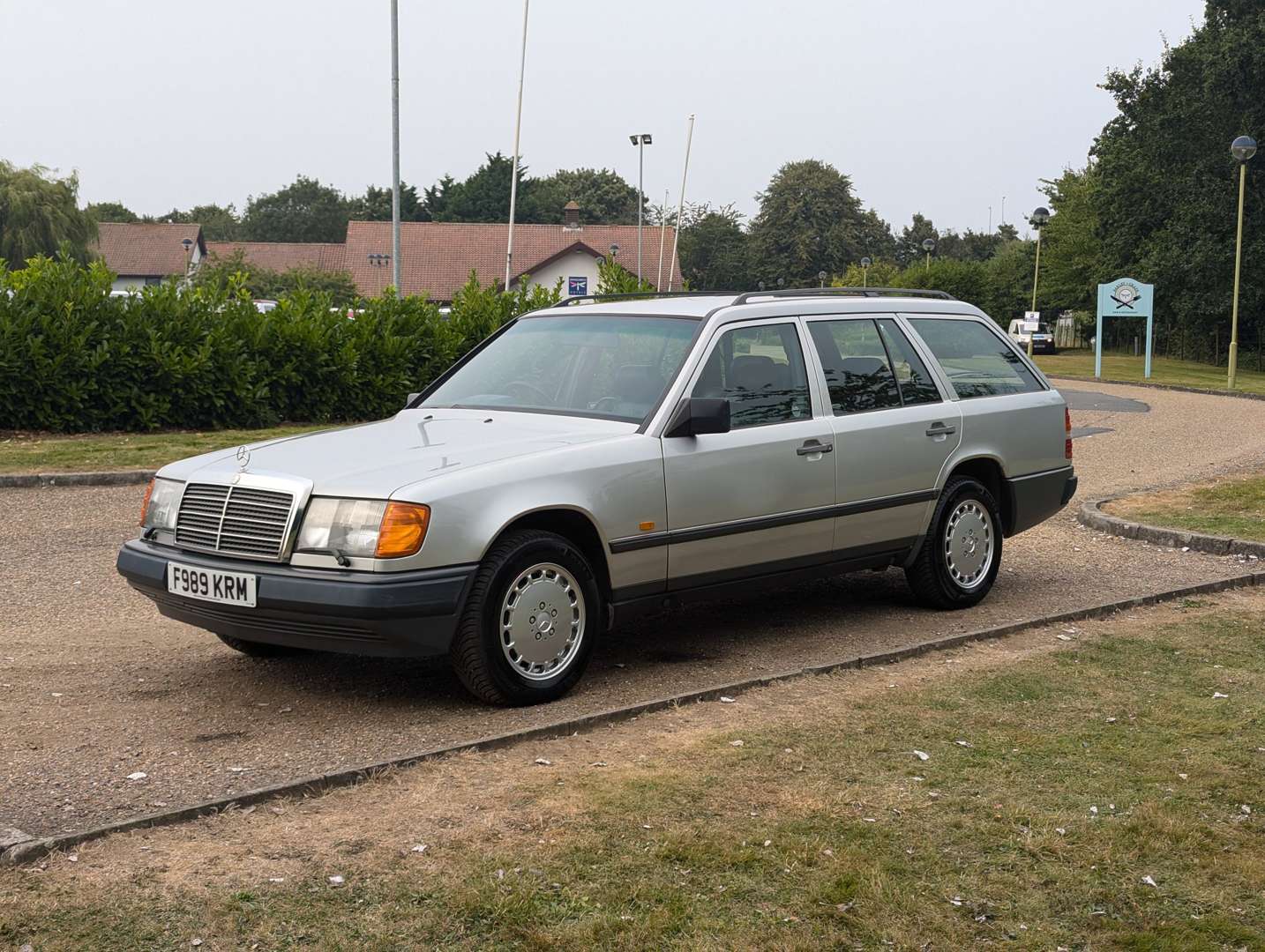 <p>1989 MERCEDES 300 TE 4MATIC (4WD) AUTO</p>