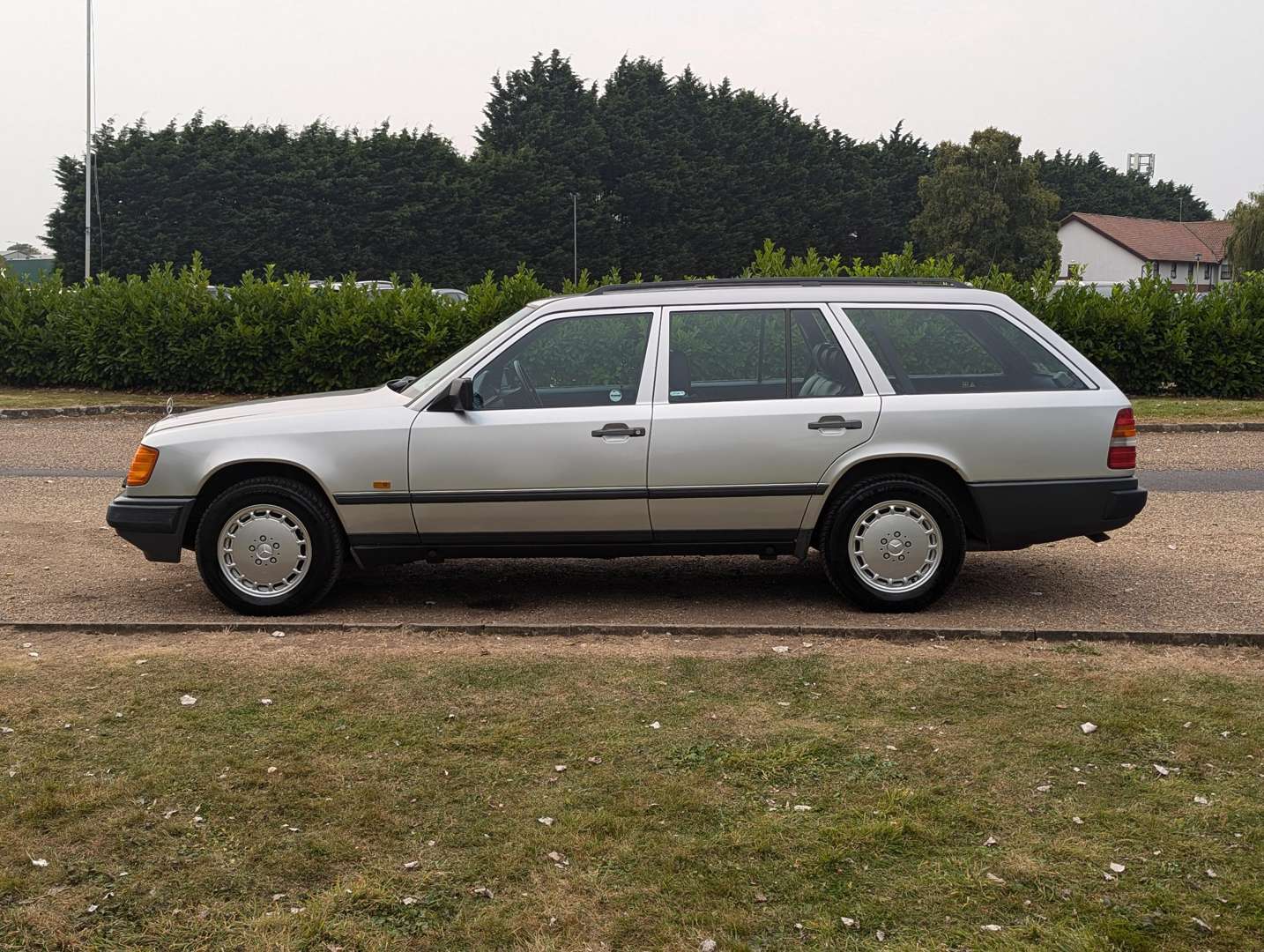 <p>1989 MERCEDES 300 TE 4MATIC (4WD) AUTO</p>