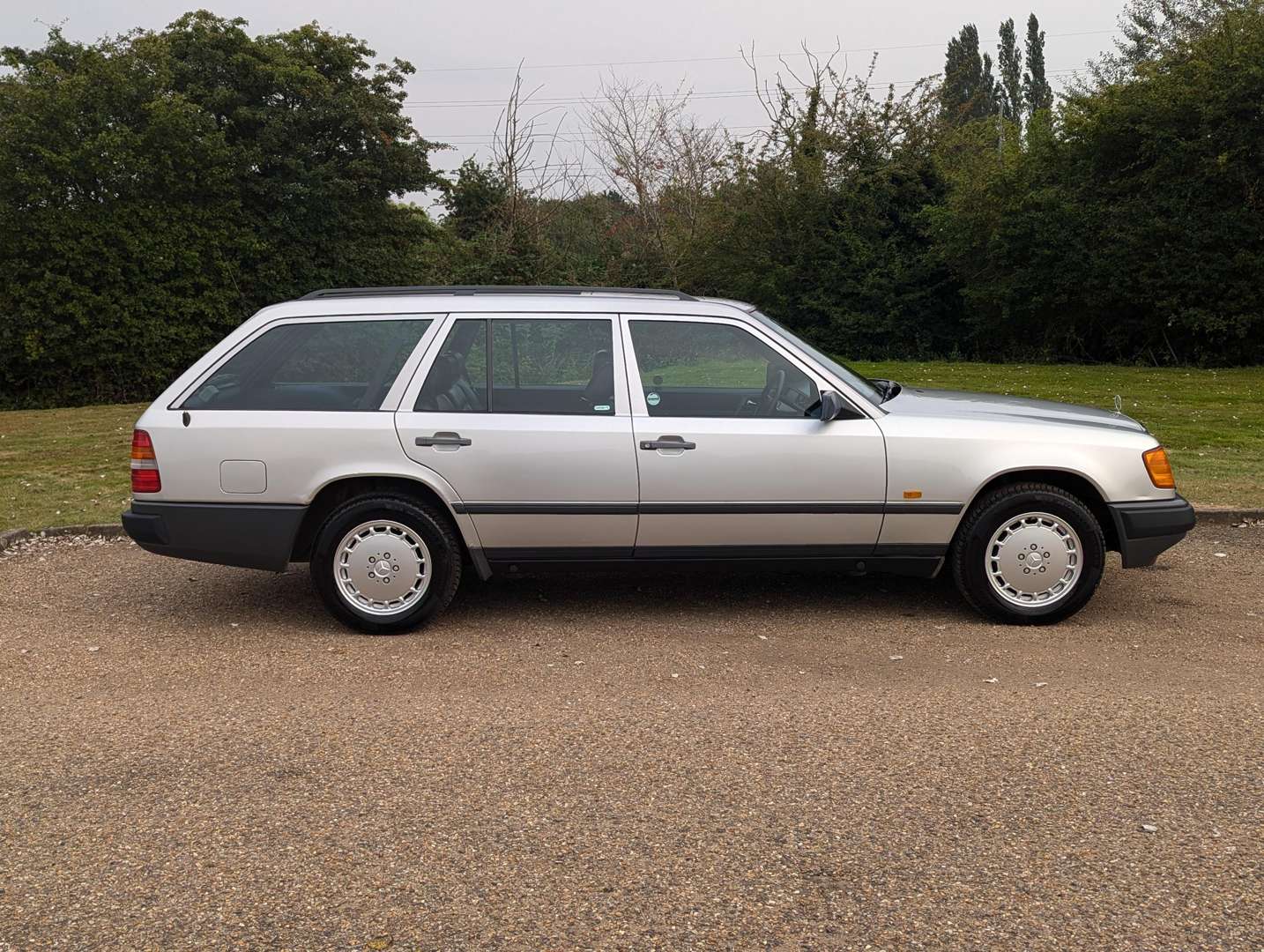 <p>1989 MERCEDES 300 TE 4MATIC (4WD) AUTO</p>