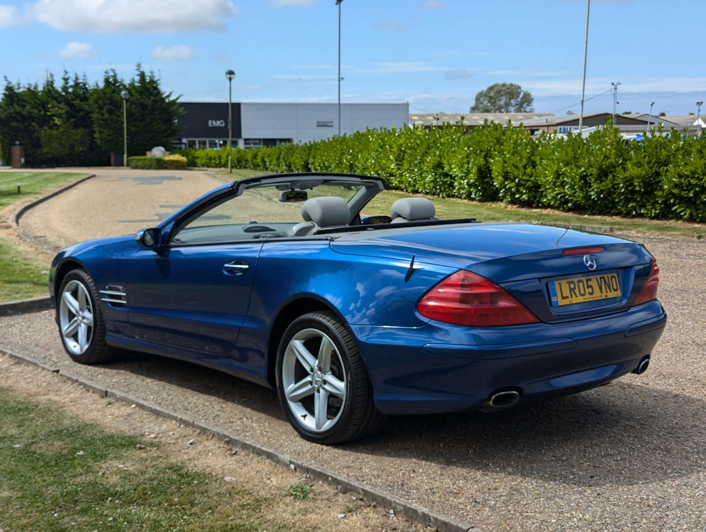 <p>2005 MERCEDES SL 350 AUTO</p>