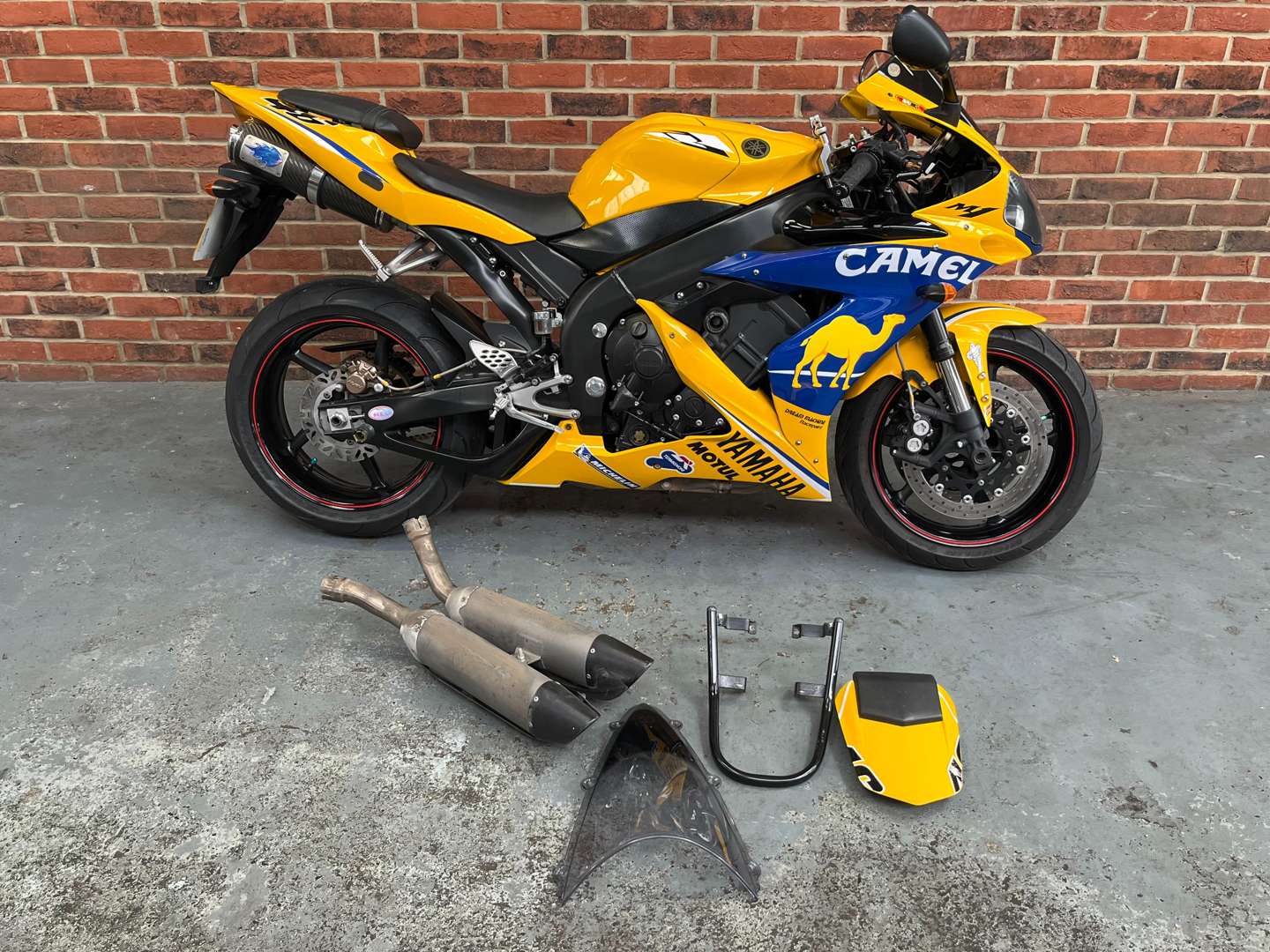 <p>2006 YAMAHA YZF R1</p>