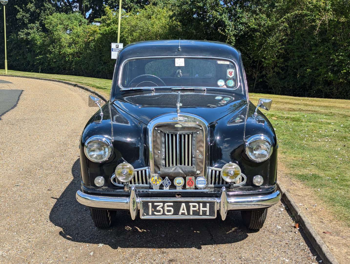 <p>1956 SINGER HUNTER SALOON&nbsp;</p>