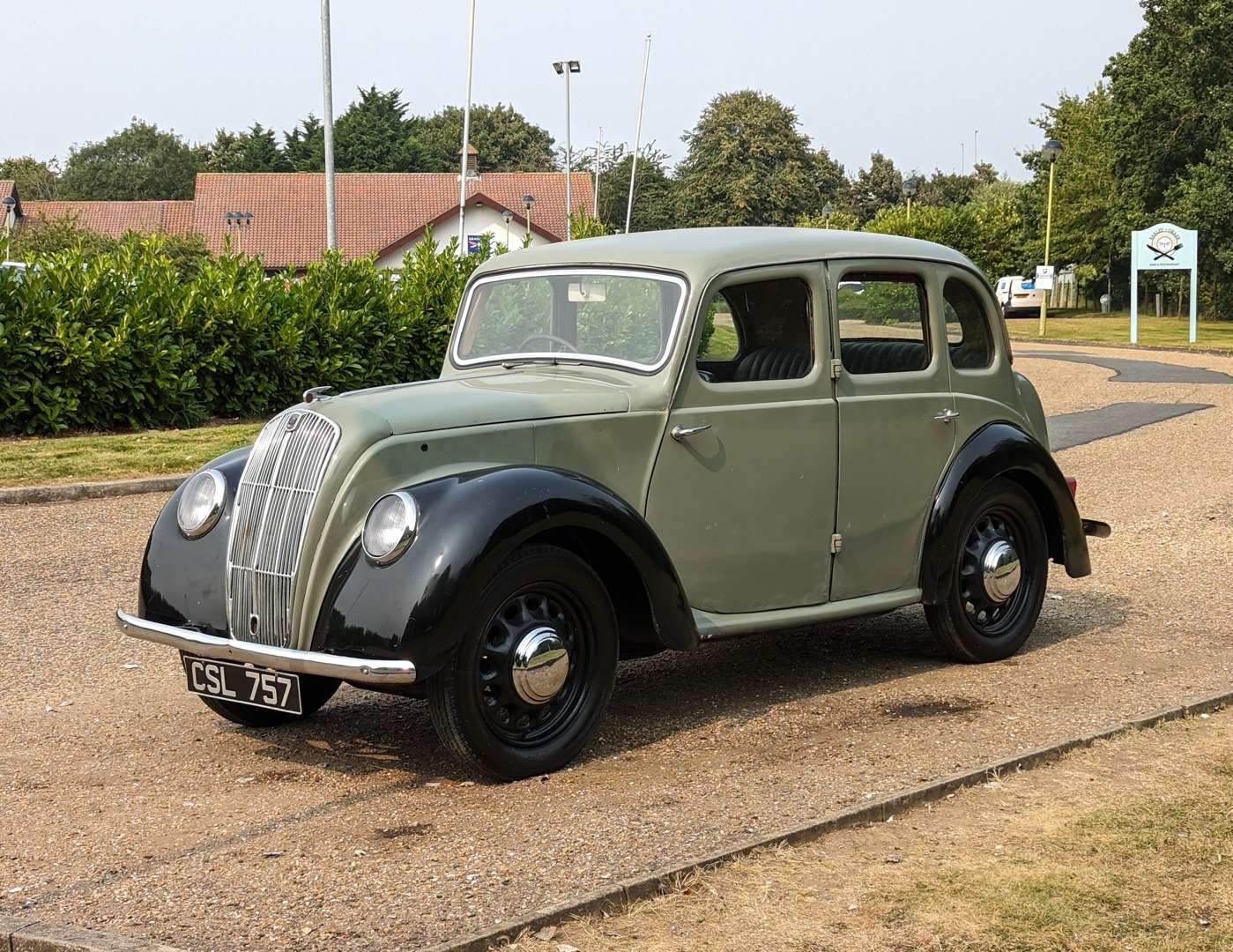 <p>1948 MORRIS 8 SALOON&nbsp;</p>