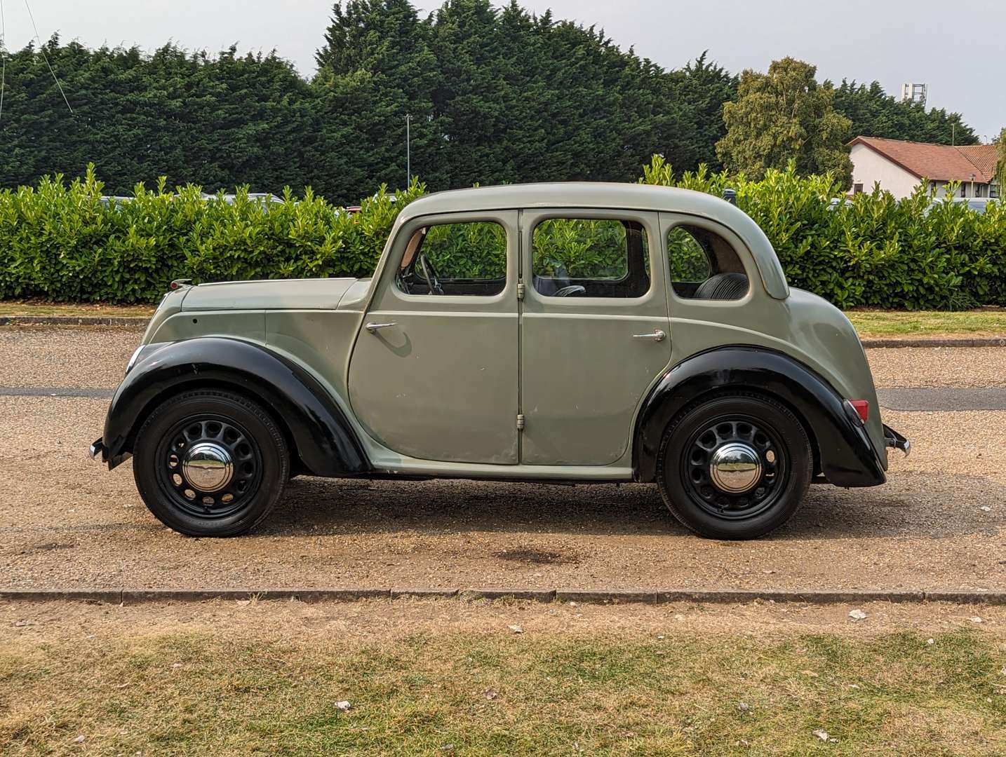 <p>1948 MORRIS 8 SALOON&nbsp;</p>