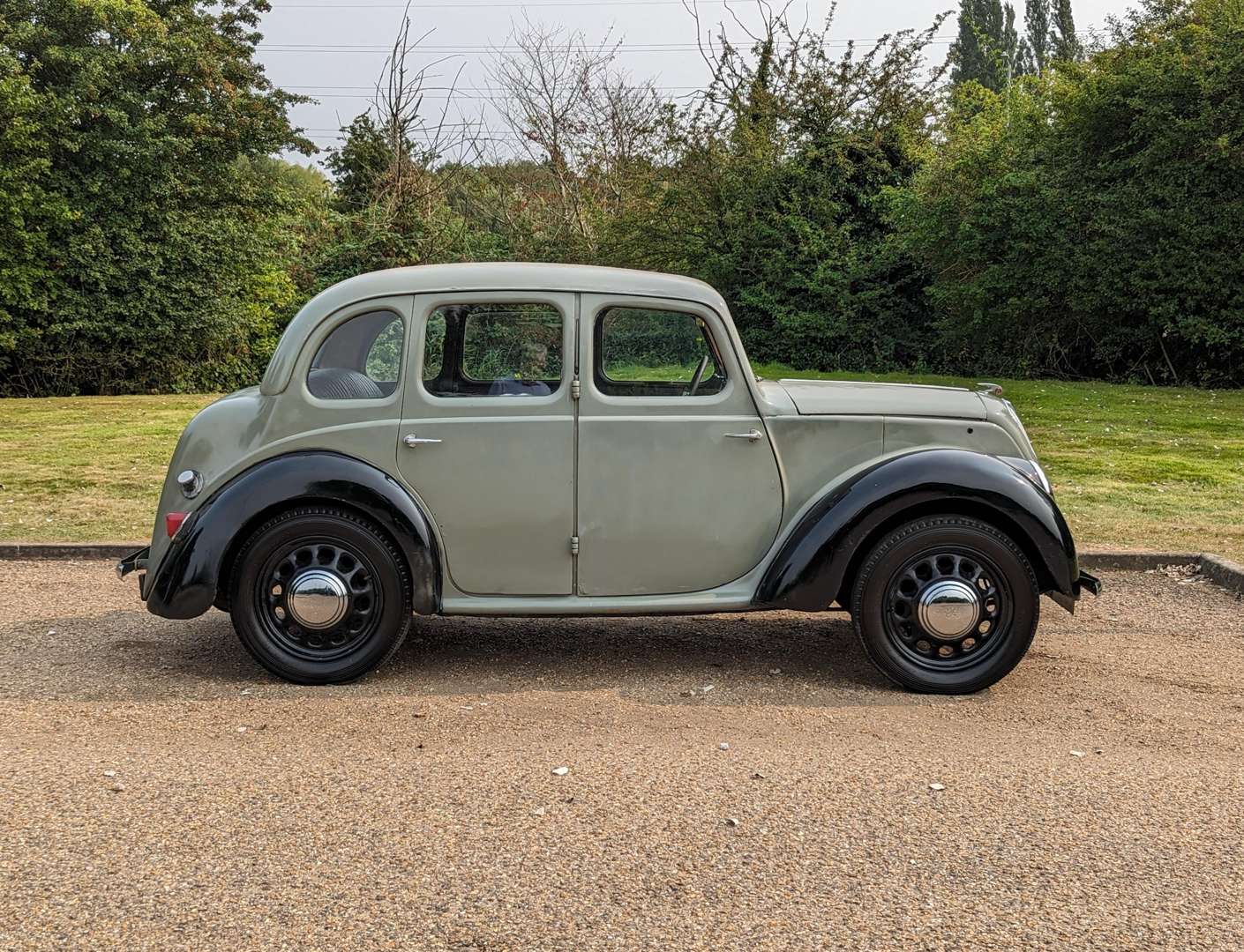 <p>1948 MORRIS 8 SALOON&nbsp;</p>