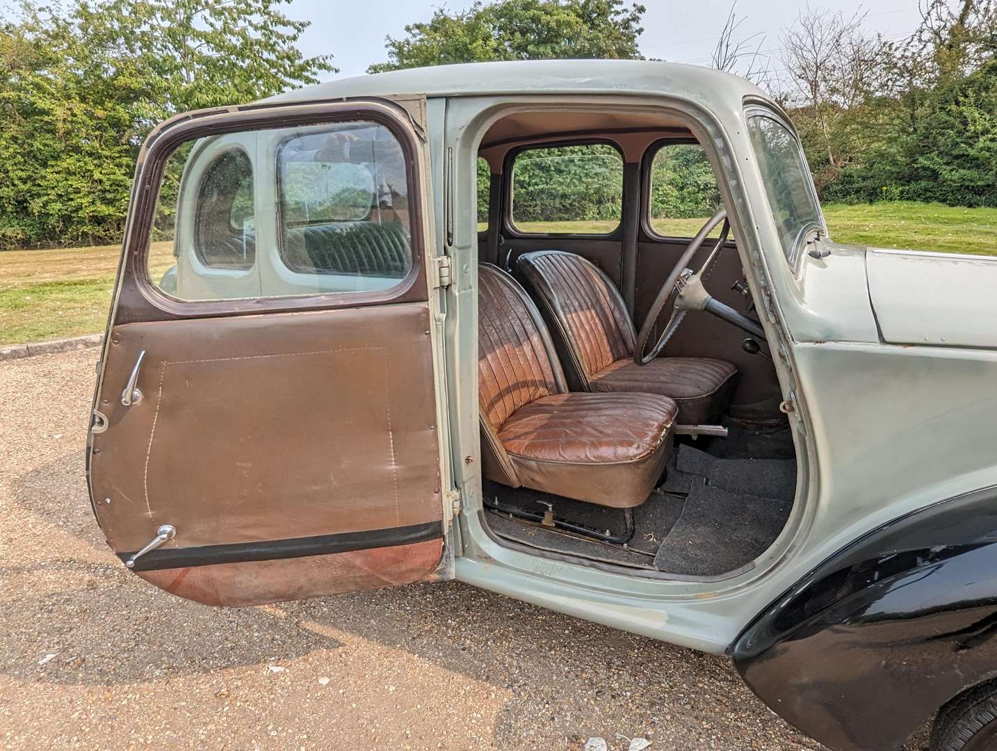 <p>1948 MORRIS 8 SALOON&nbsp;</p>