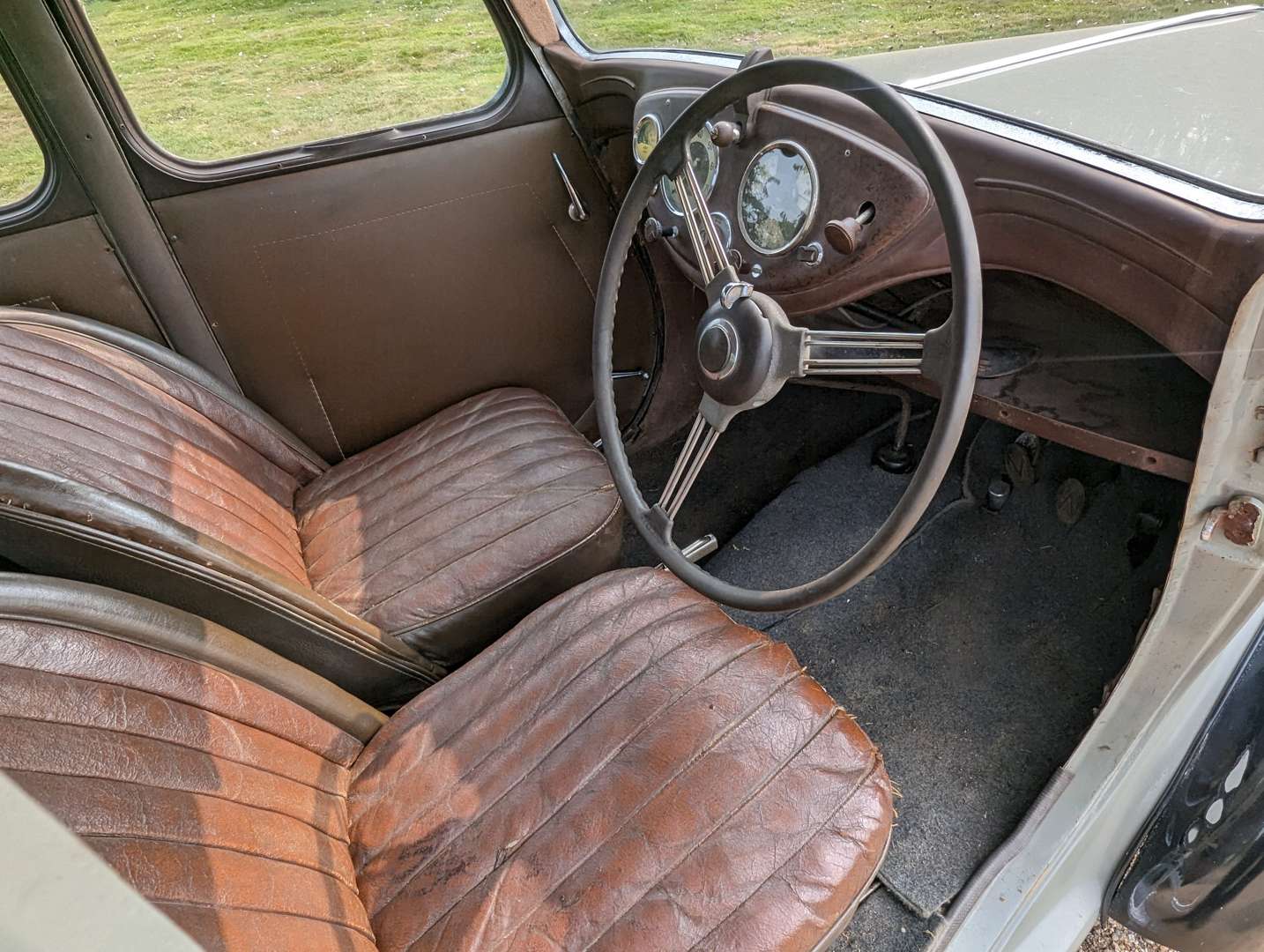 <p>1948 MORRIS 8 SALOON&nbsp;</p>