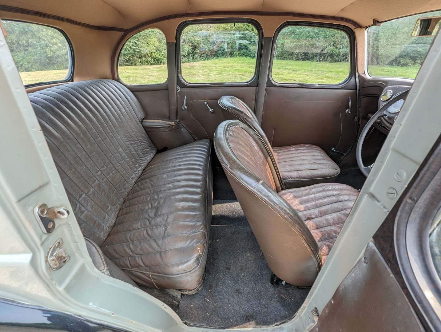 <p>1948 MORRIS 8 SALOON&nbsp;</p>