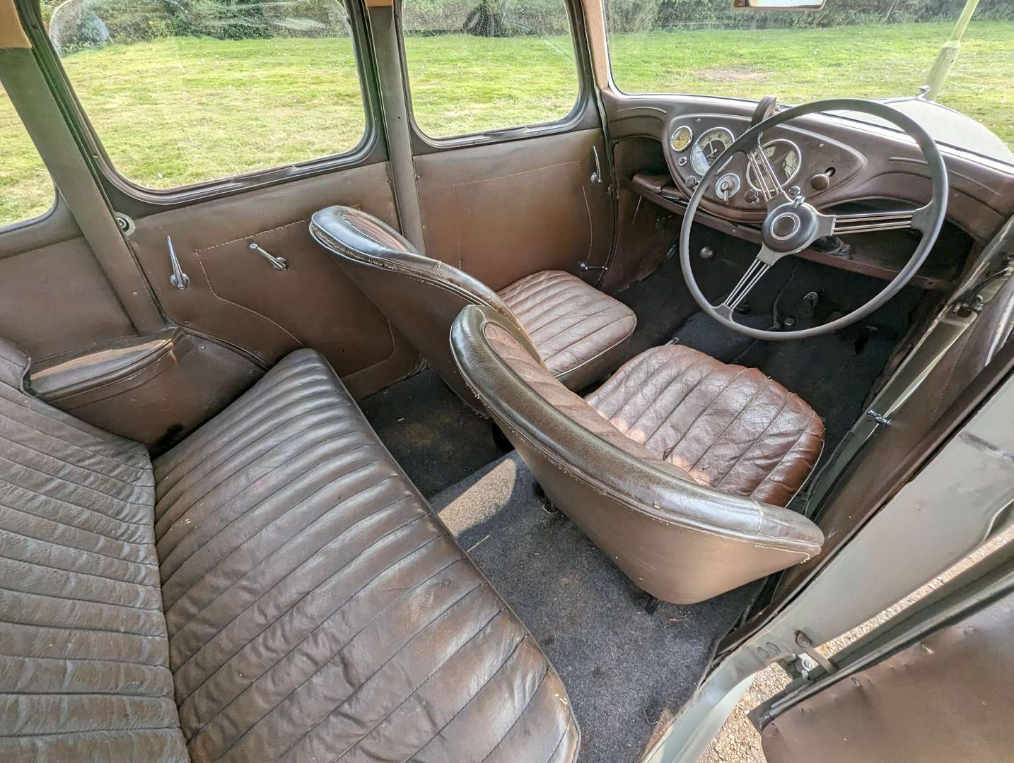 <p>1948 MORRIS 8 SALOON&nbsp;</p>