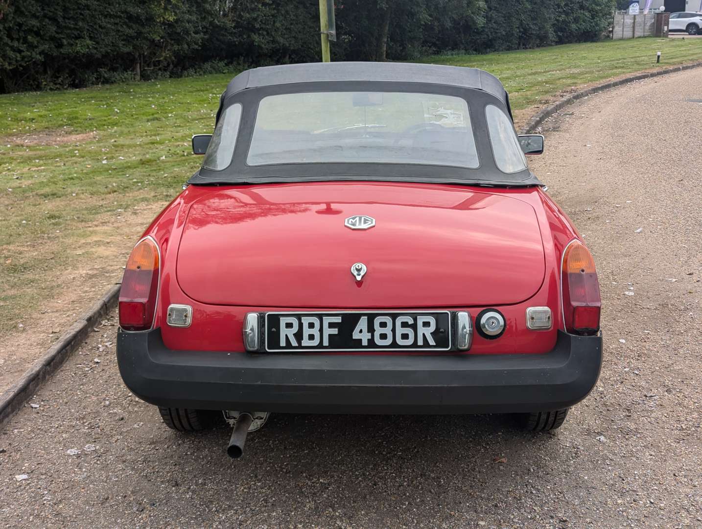 <p>1976 MG B ROADSTER&nbsp;</p>