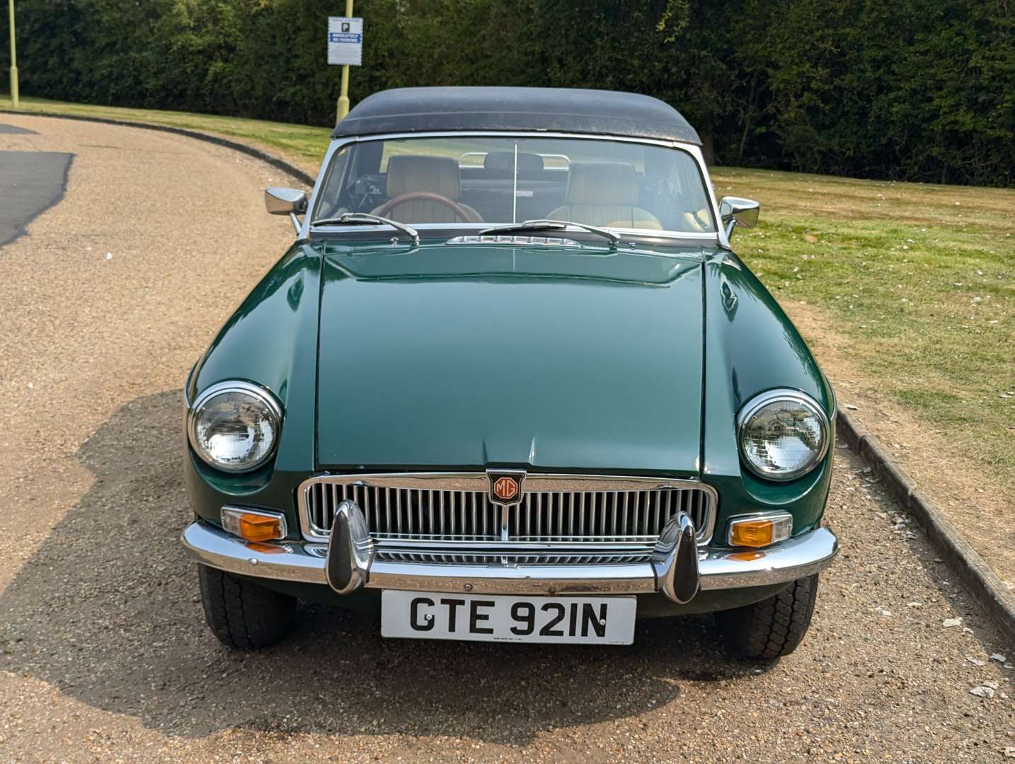 <p>1975 MG B ROADSTER&nbsp;</p>