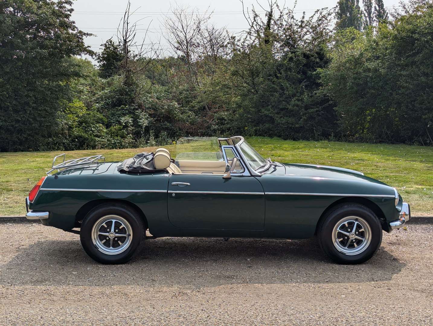 <p>1975 MG B ROADSTER&nbsp;</p>