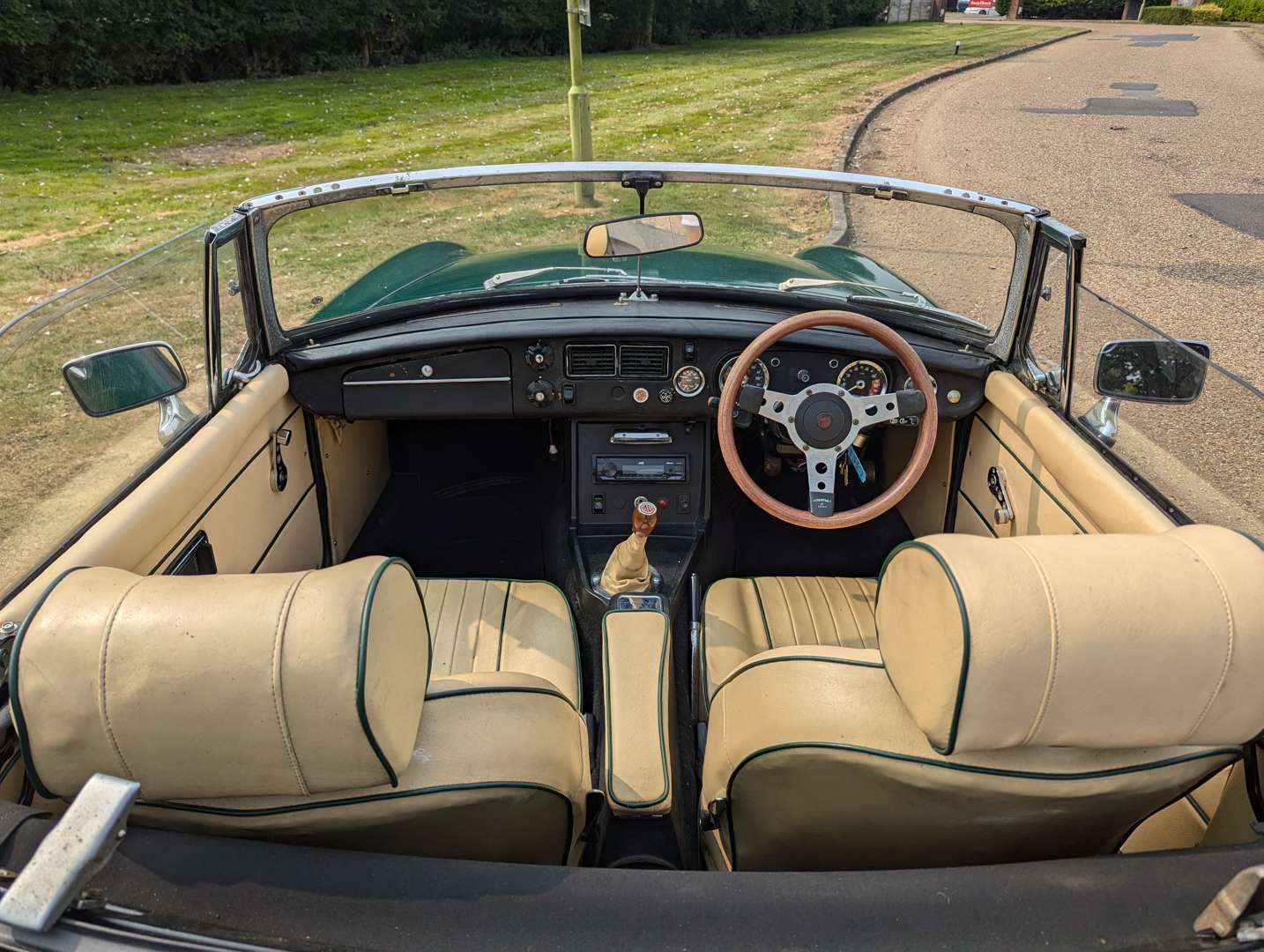 <p>1975 MG B ROADSTER&nbsp;</p>