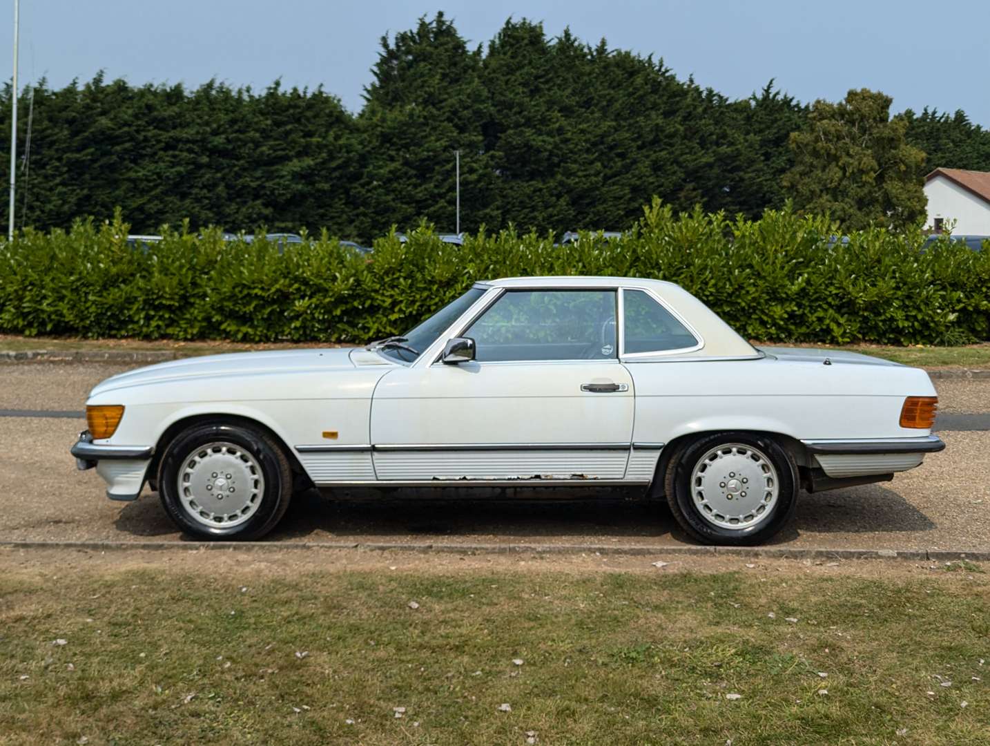 <p>1986 MERCEDES R107 300 SL AUTO&nbsp;</p>