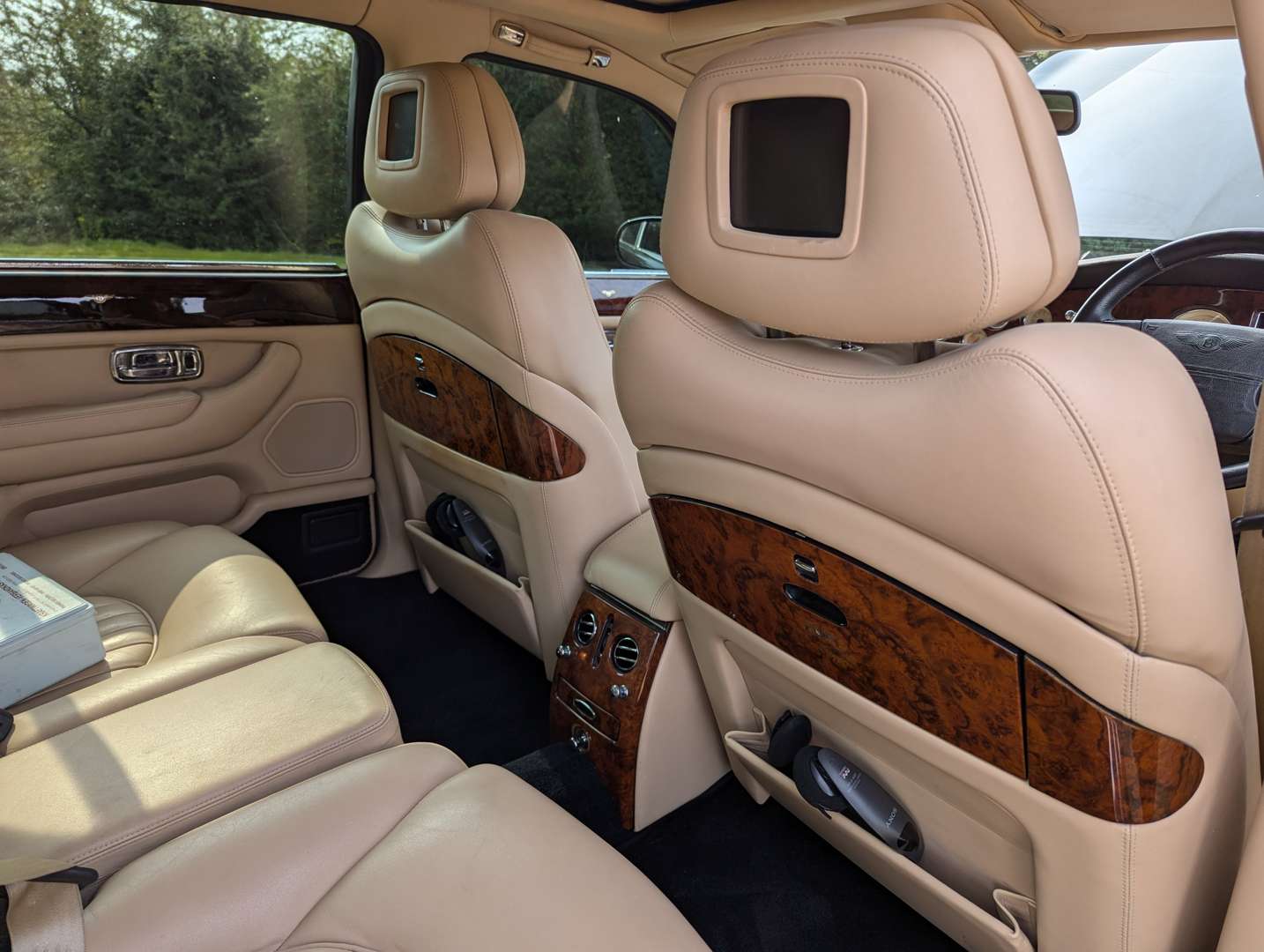 <p>1998 BENTLEY ARNAGE GREEN LABEL AUTO</p>