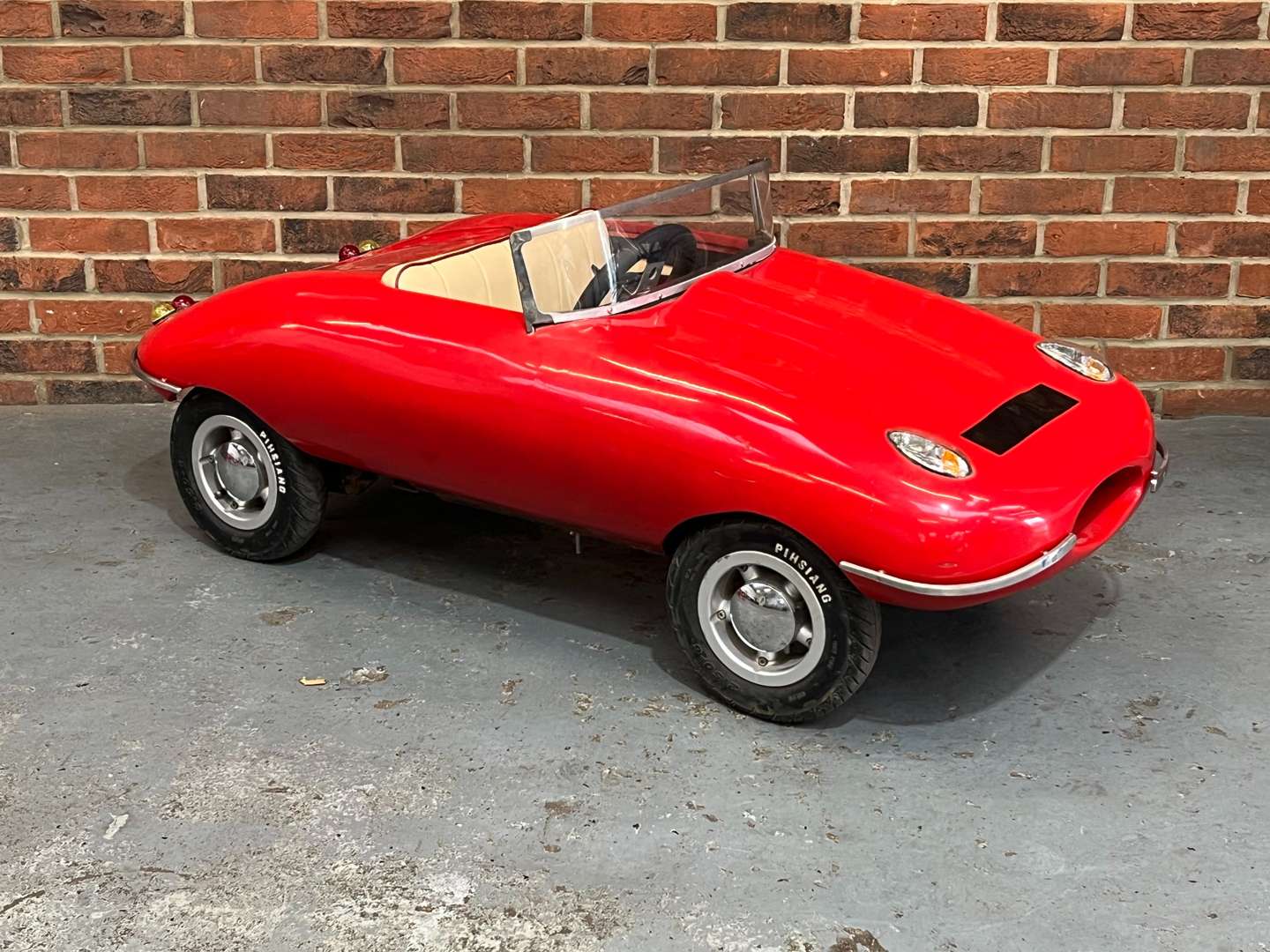 <p>Jaguar E-Type Battery Powered Childs Car</p>