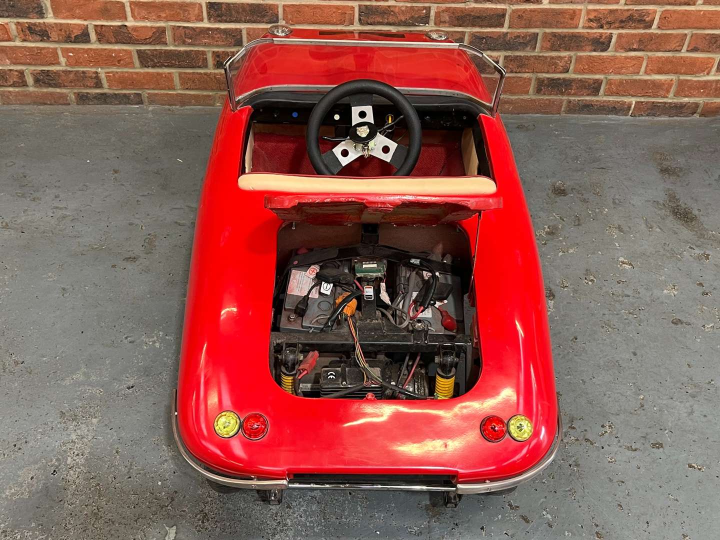 <p>Jaguar E-Type Battery Powered Childs Car</p>