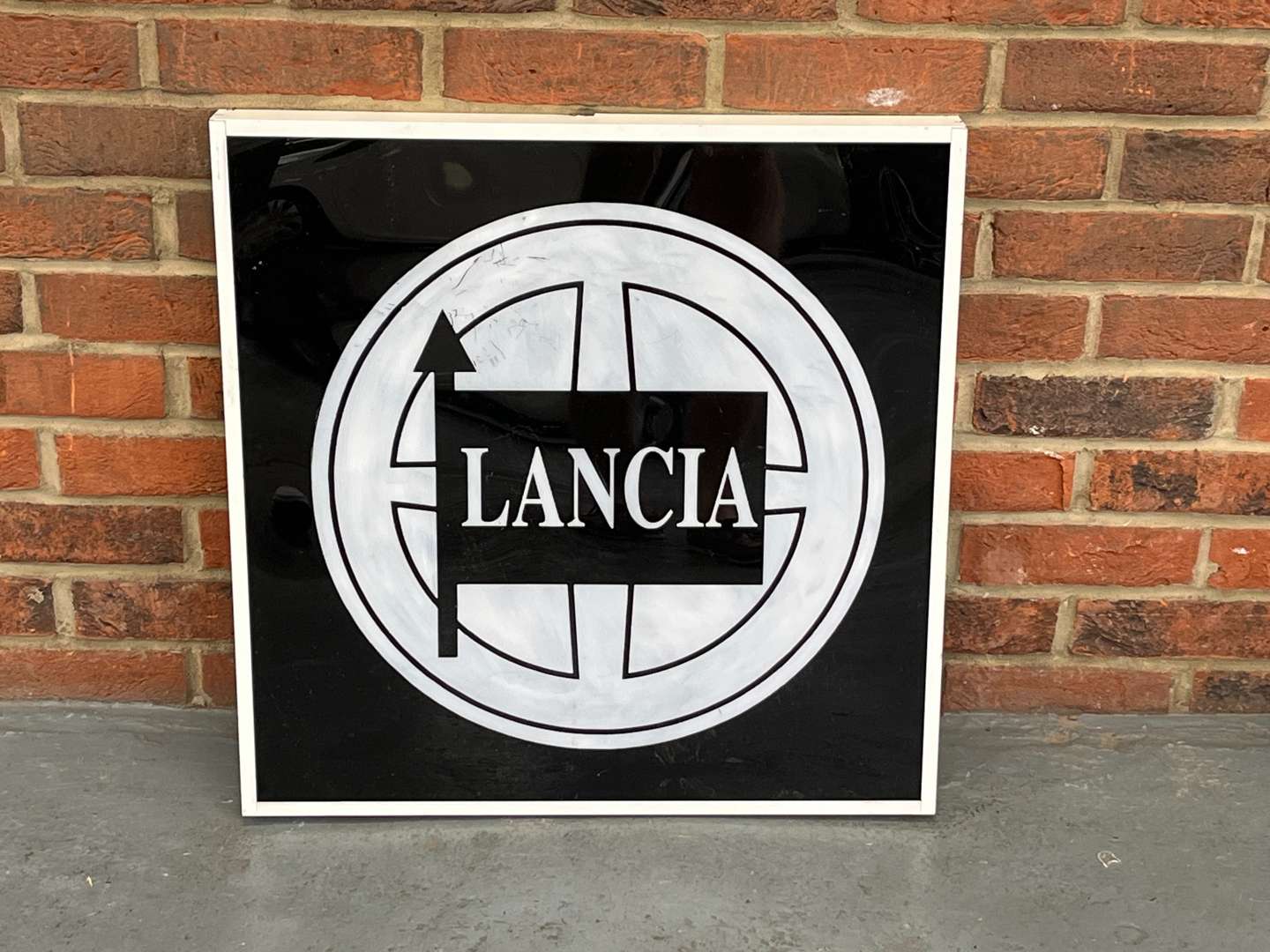 <p>Lancia Modern Light Box</p>