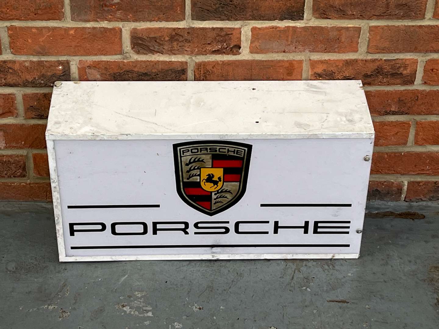 <p>Porsche Made Light Box</p>