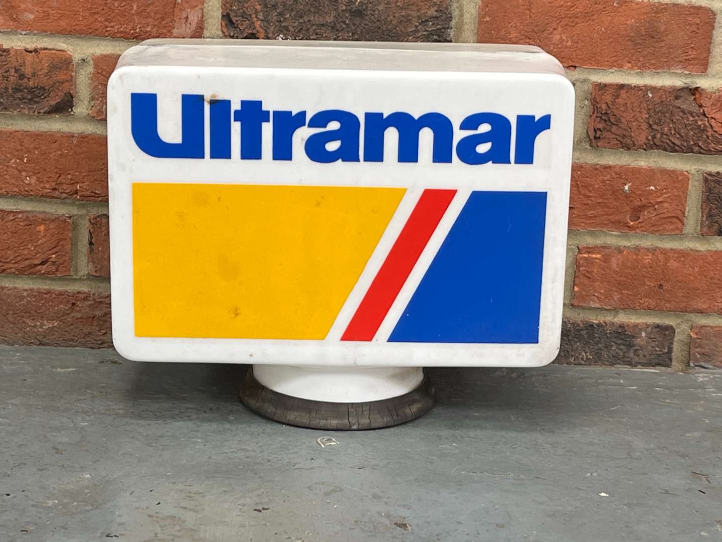 <p>Ultramar Plastic Petrol Globe</p>