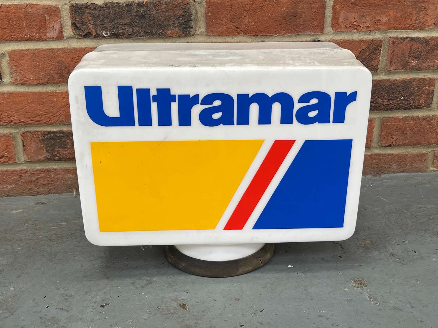 <p>Ultramar Plastic Petrol Globe</p>