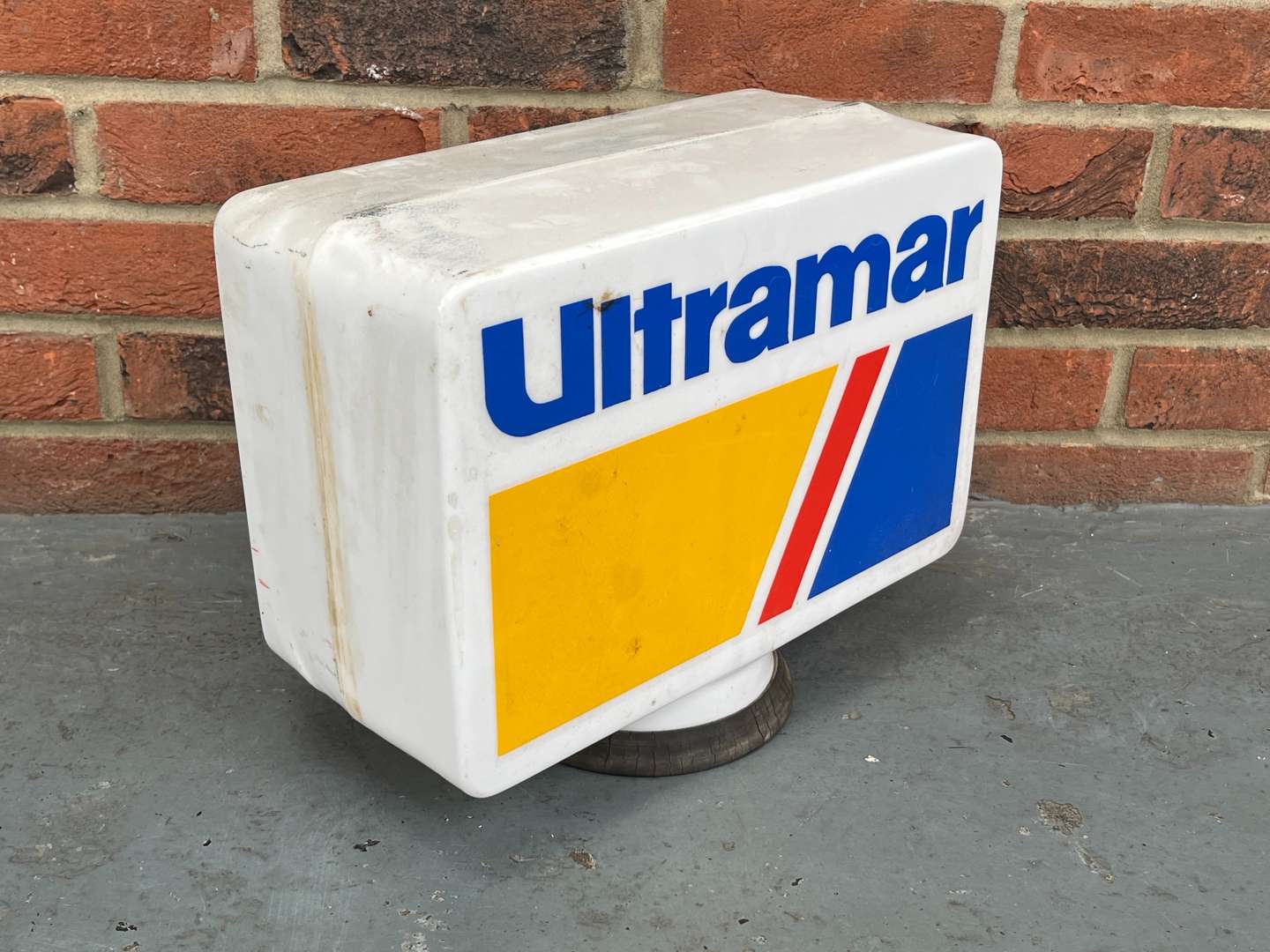 <p>Ultramar Plastic Petrol Globe</p>