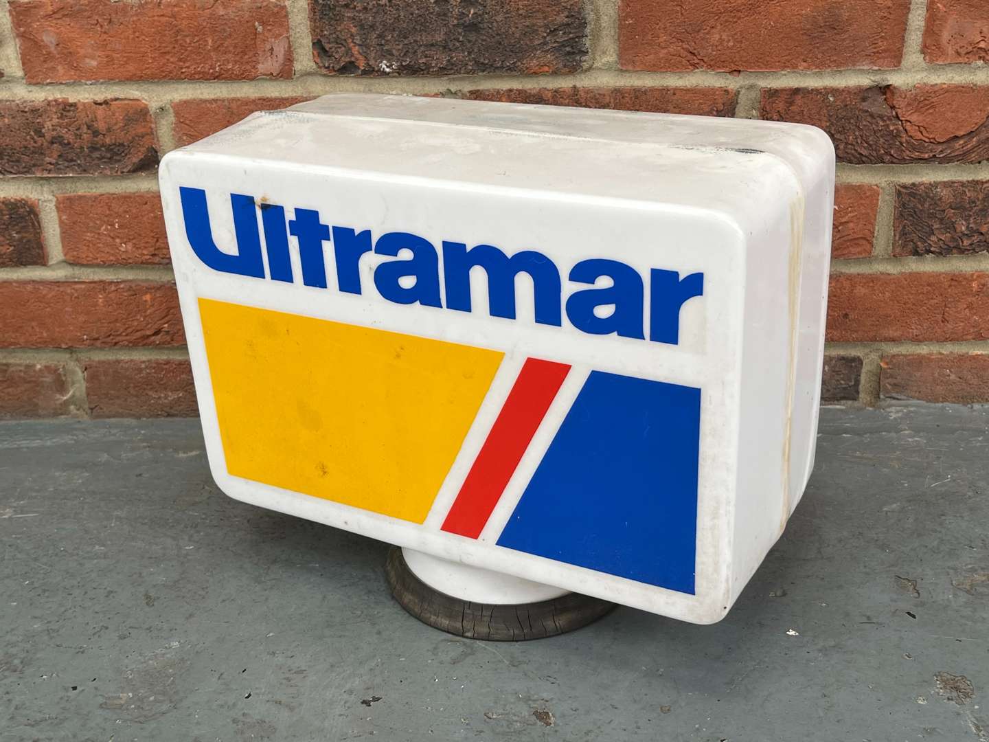 <p>Ultramar Plastic Petrol Globe</p>