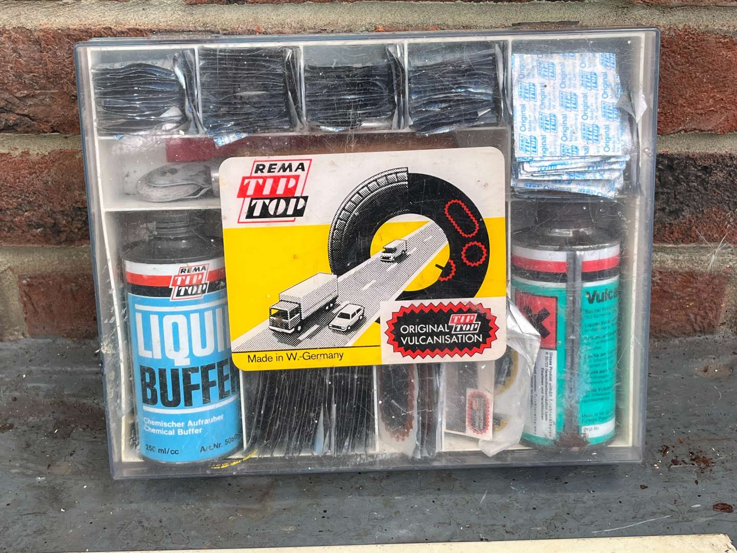 <p>Holts Windowscreen, Maintenance, Service Stand and Puncture Repair Kit (2)</p>