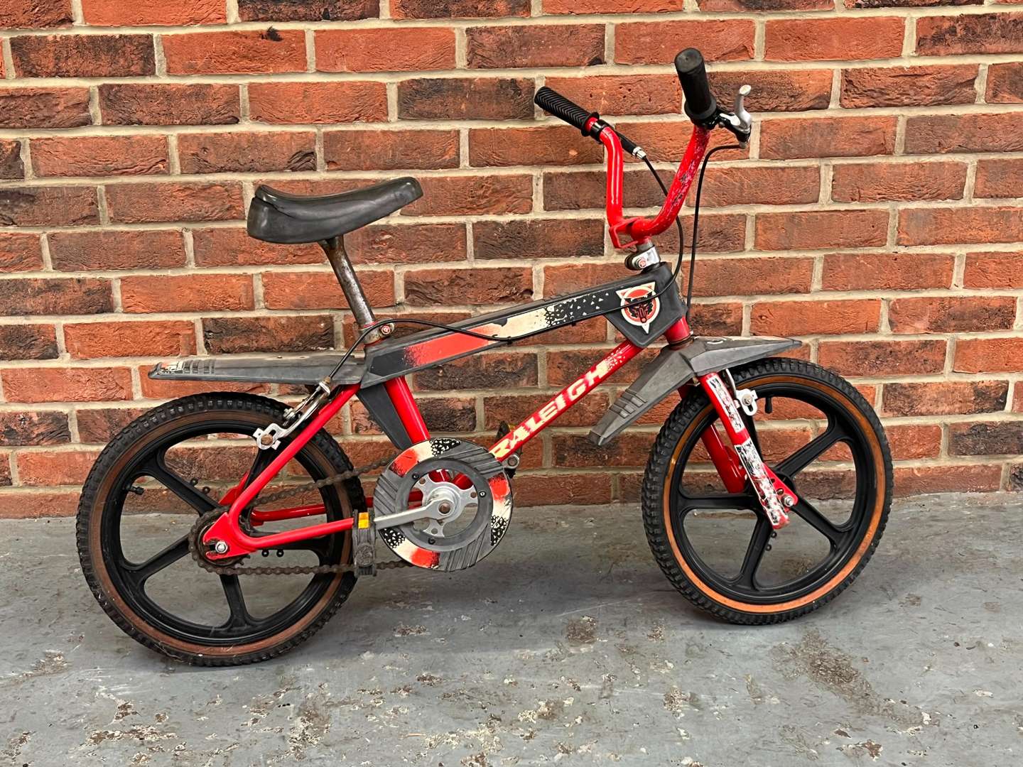 <p>Raleigh Childs Street Wolf Bike</p>