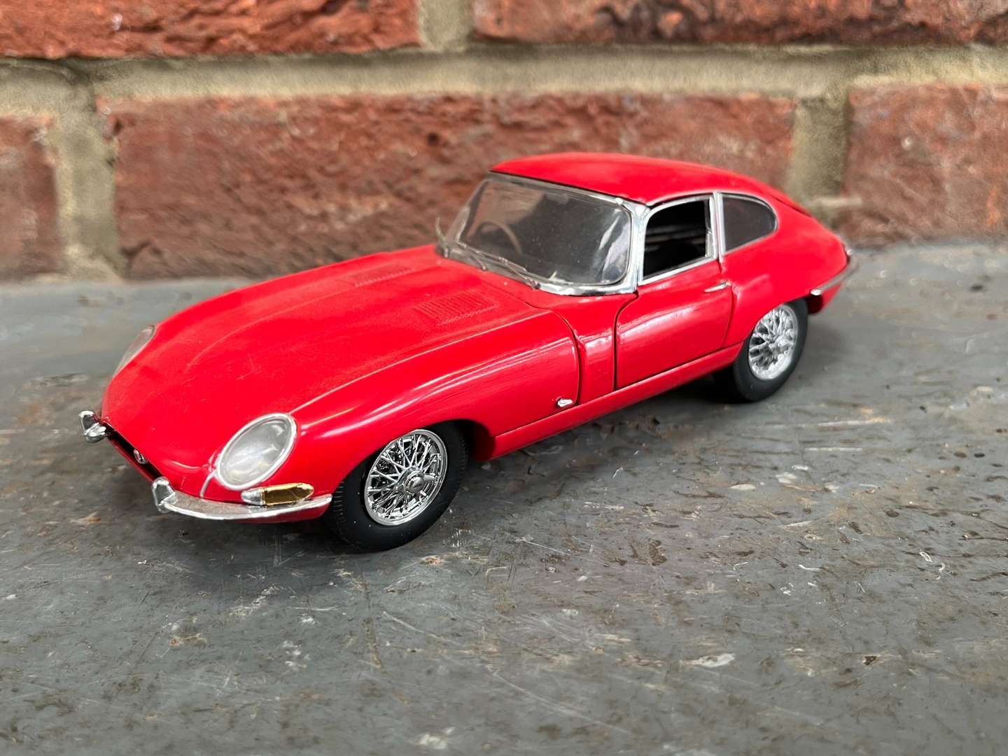 <p>Franklin Mint 1961 Jaguar E-Type 1:24 Scale Model</p>