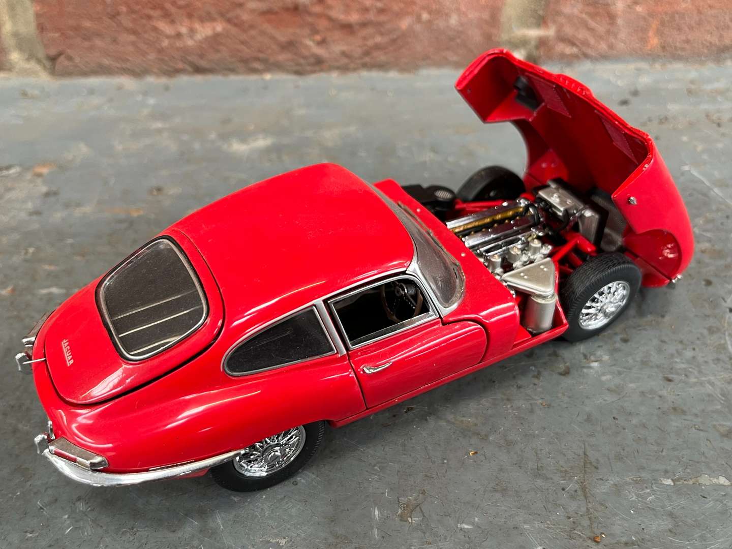 <p>Franklin Mint 1961 Jaguar E-Type 1:24 Scale Model</p>