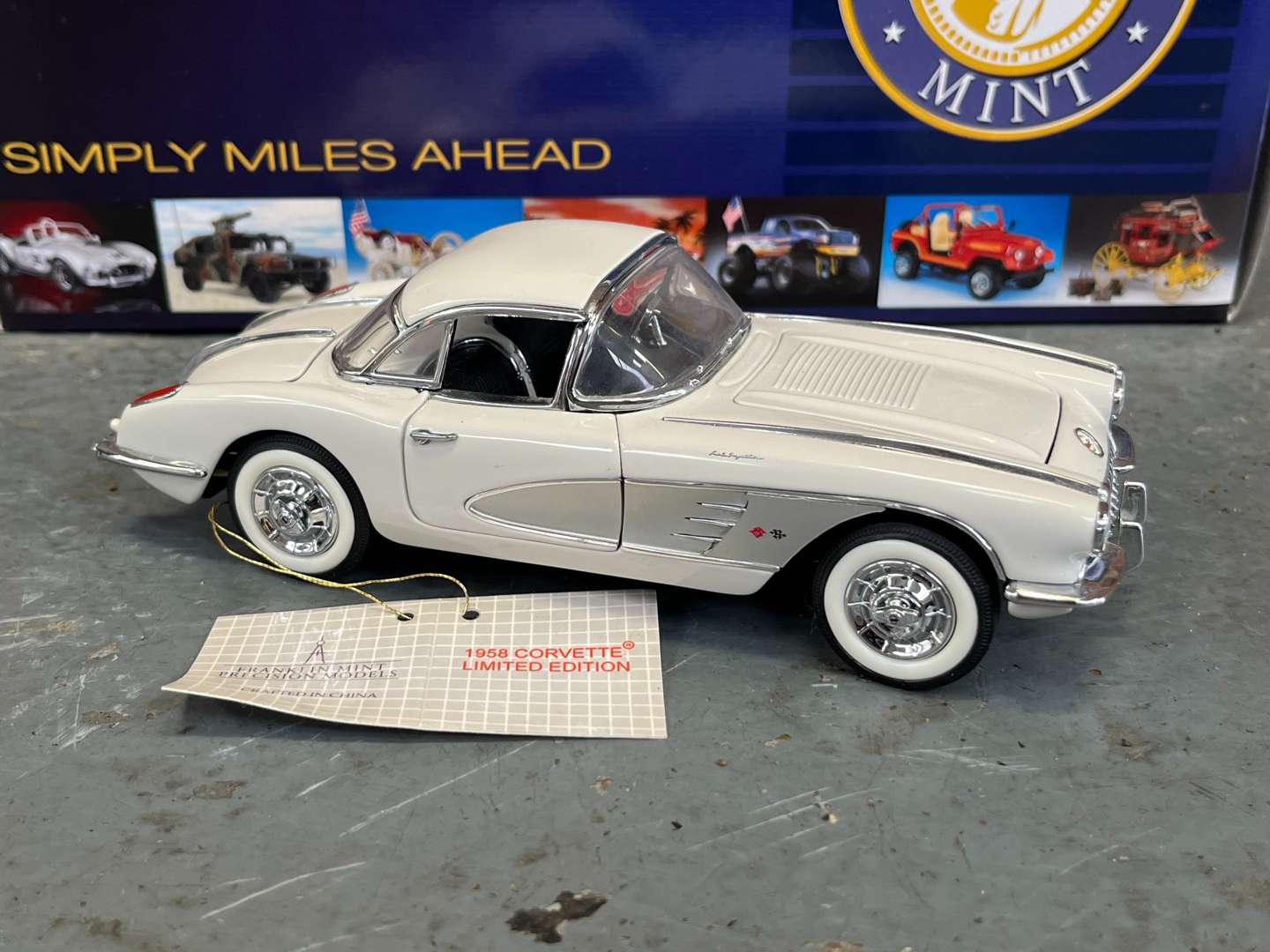 <p>Franklin Mint 1958 Corvette 1:24 Scale Model</p>