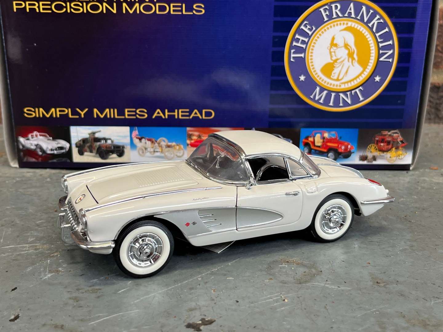 <p>Franklin Mint 1958 Corvette 1:24 Scale Model</p>