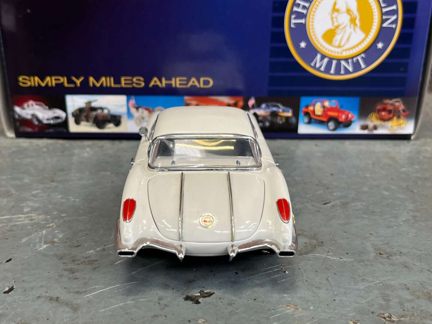 <p>Franklin Mint 1958 Corvette 1:24 Scale Model</p>