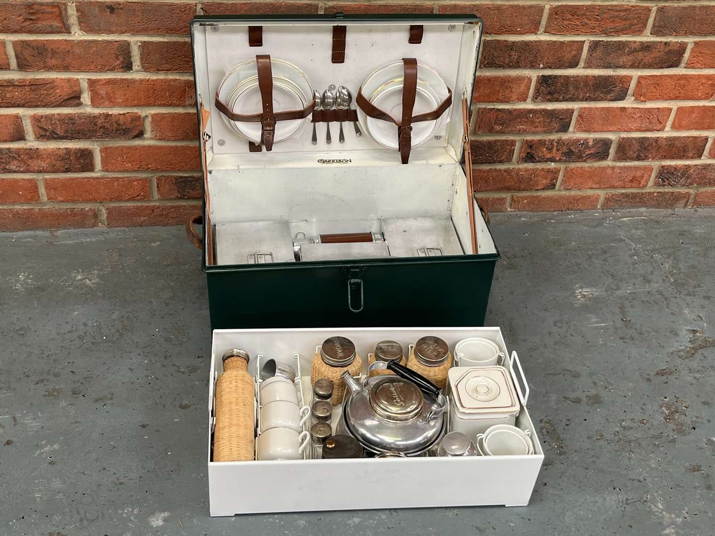 <p>&nbsp;1930's Garrison Picnic Hamper With Presentation Plaque&nbsp;</p>