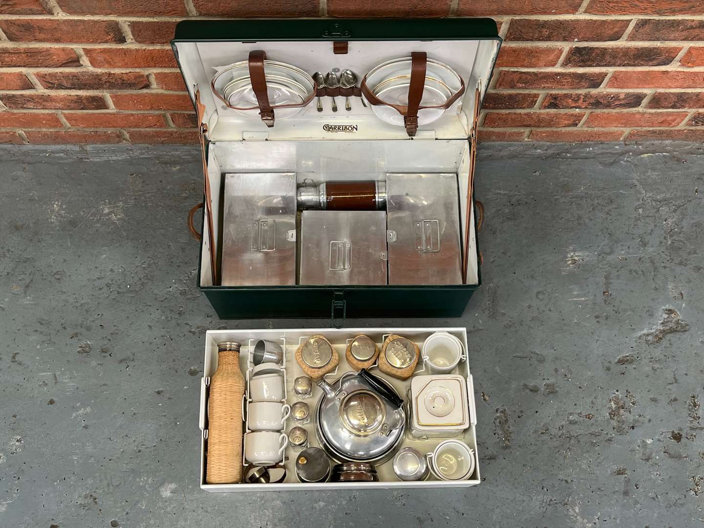 <p>&nbsp;1930's Garrison Picnic Hamper With Presentation Plaque&nbsp;</p>