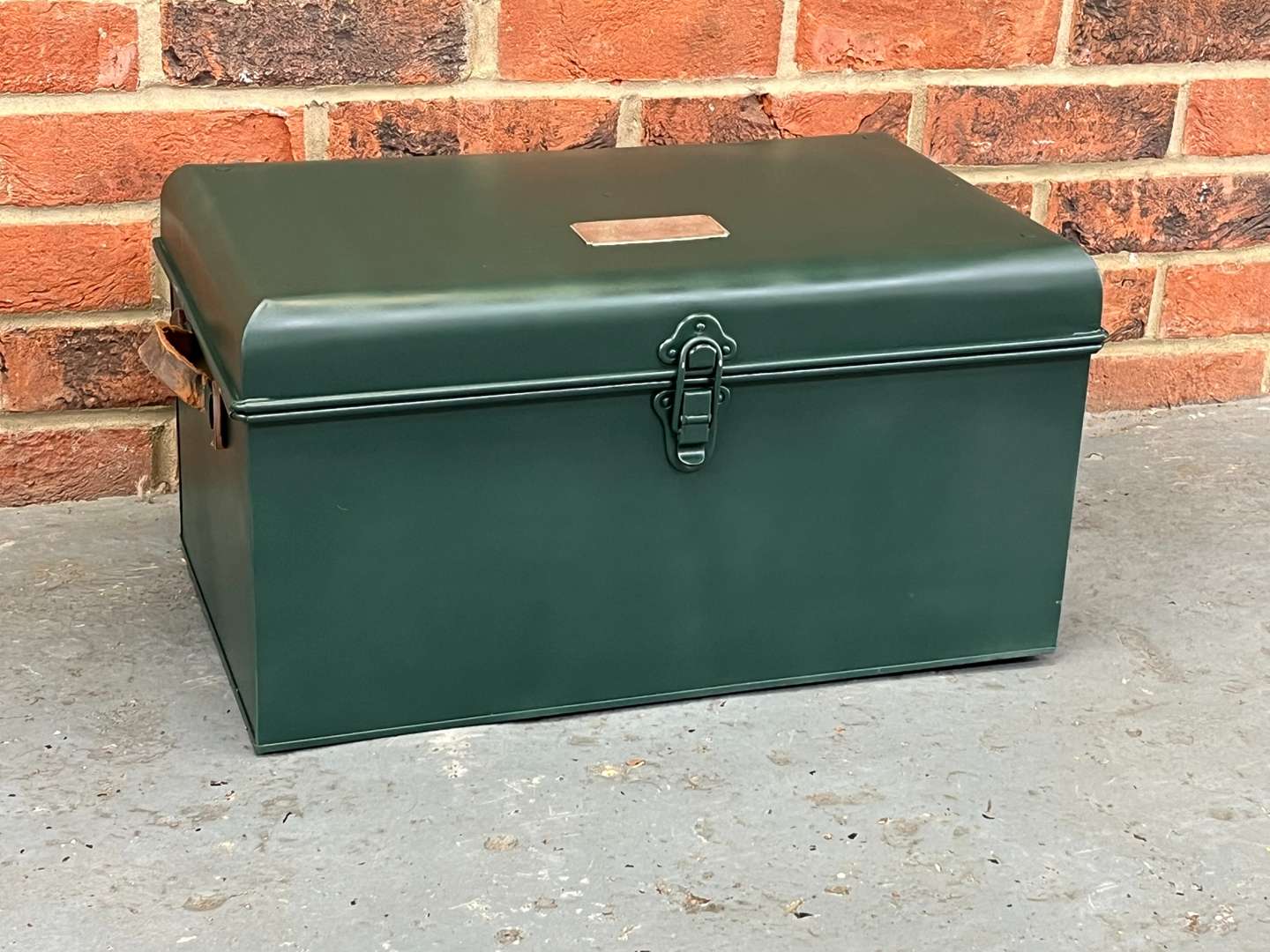 <p>&nbsp;1930's Garrison Picnic Hamper With Presentation Plaque&nbsp;</p>