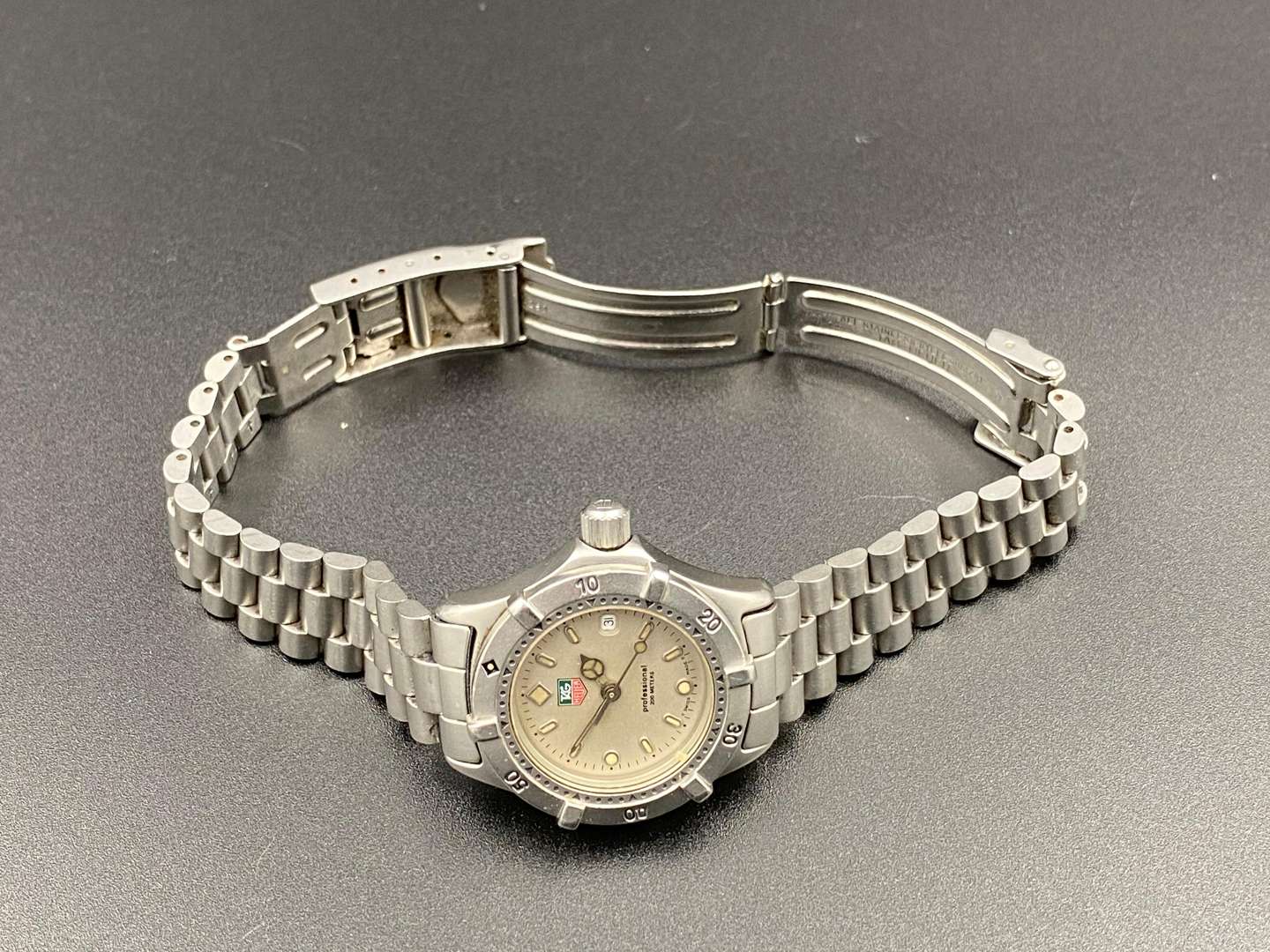 <p>TAG-HEUER, “Professional 2000”, ladies, quartz, stainless steel, centre seconds, calendar wristwatch, WE1411-R</p>
