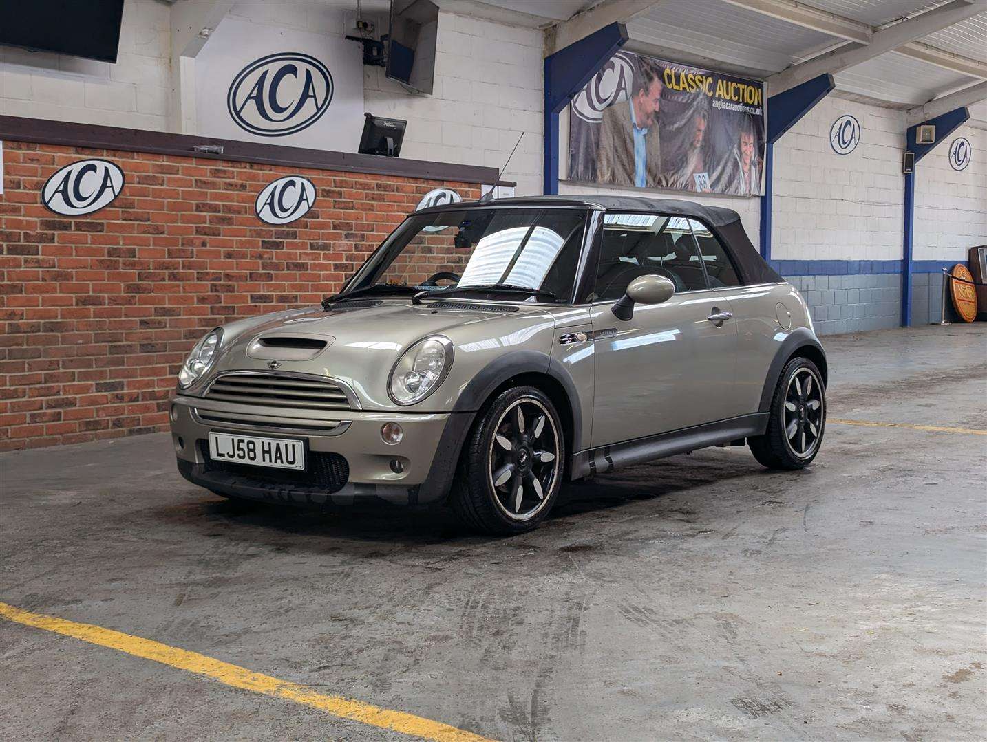 <p>2008 MINI COOPER S SIDEWALK</p>