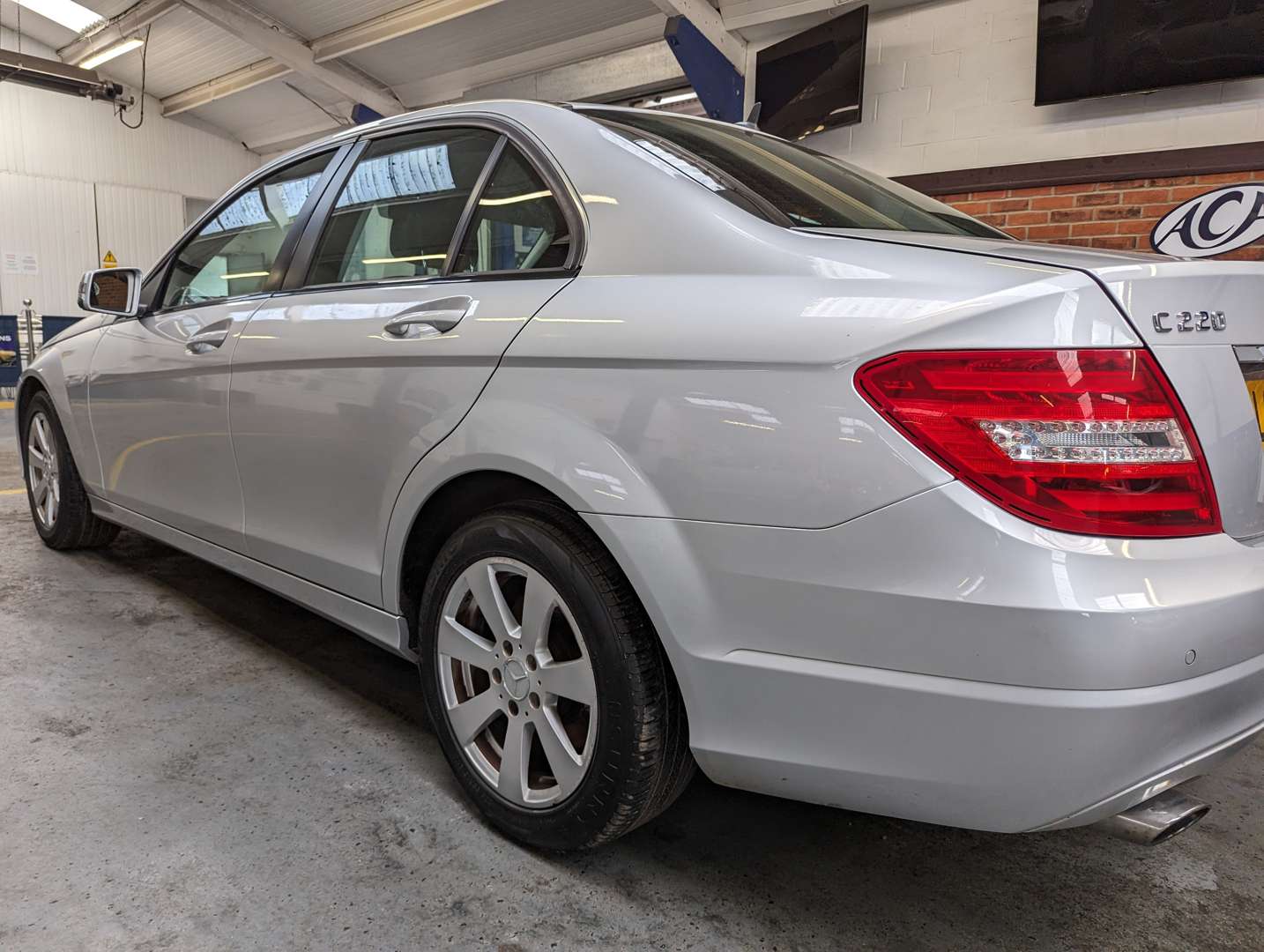 <p>2012 MERCEDES-BENZ C220 EXEC SE CDI BLUE-CY</p>