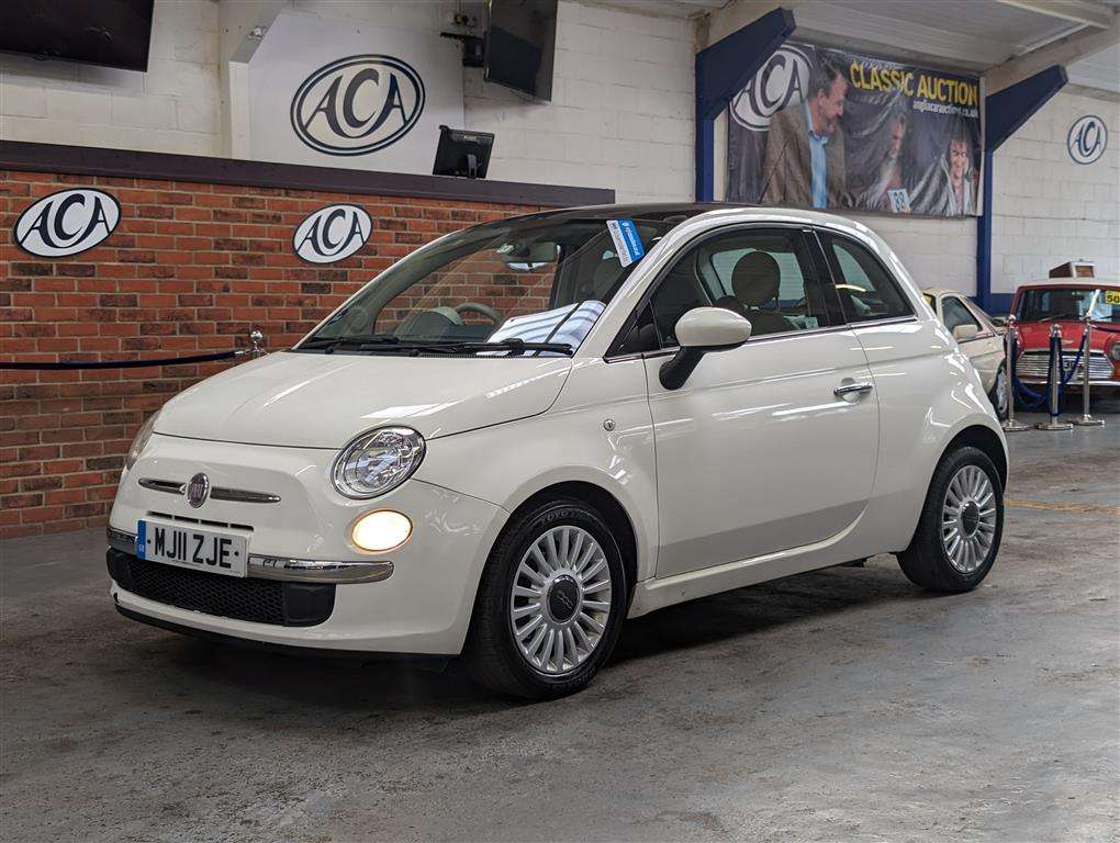 <p>2011 FIAT 500 LOUNGE</p>