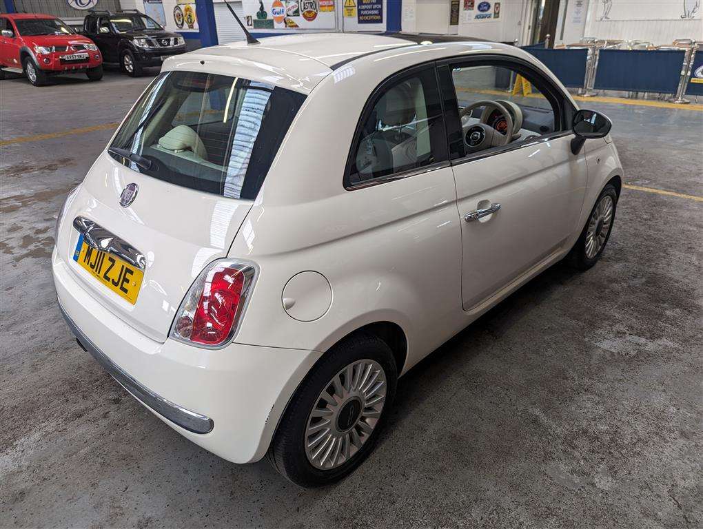 <p>2011 FIAT 500 LOUNGE</p>