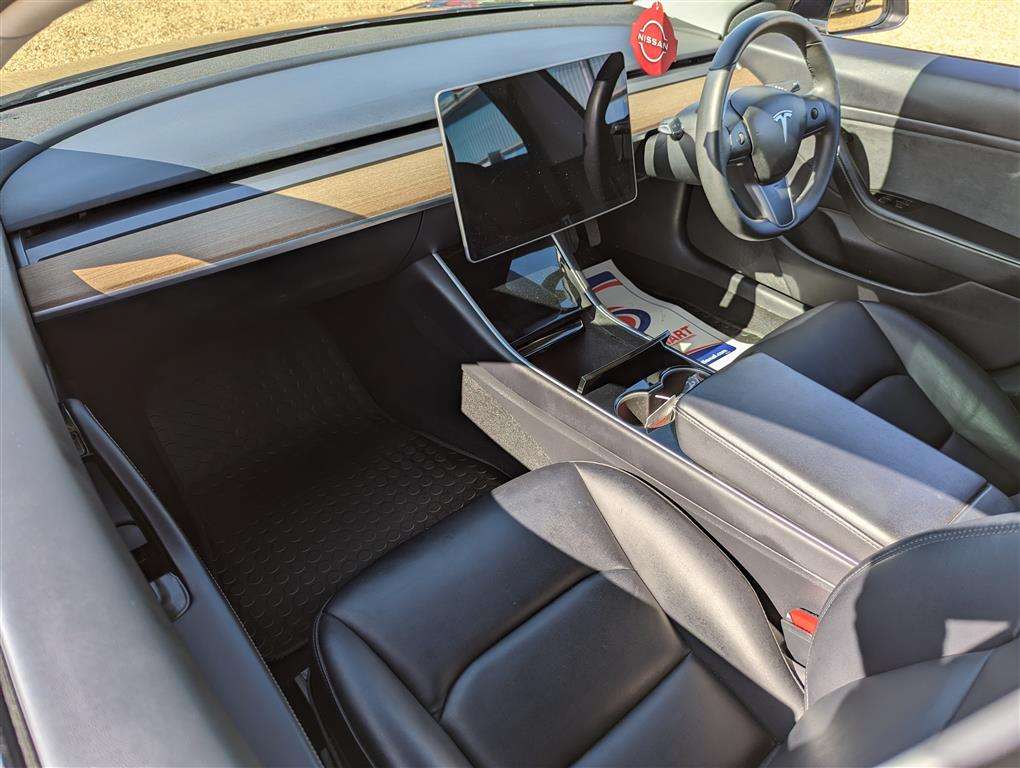 <p>2019 TESLA MODEL 3 STANDARD RANGE +</p>