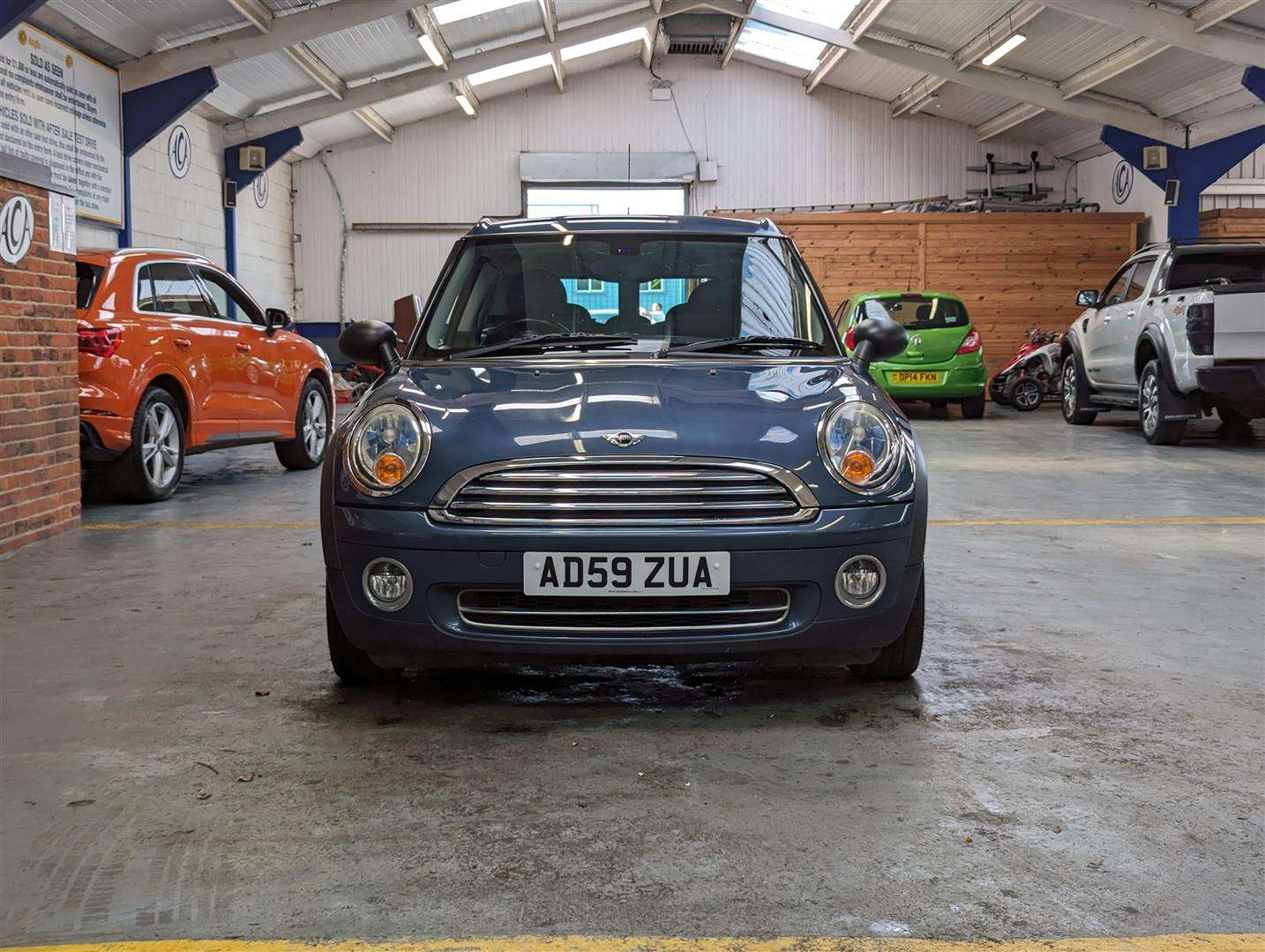 <p>2010 MINI ONE CLUBMAN</p>