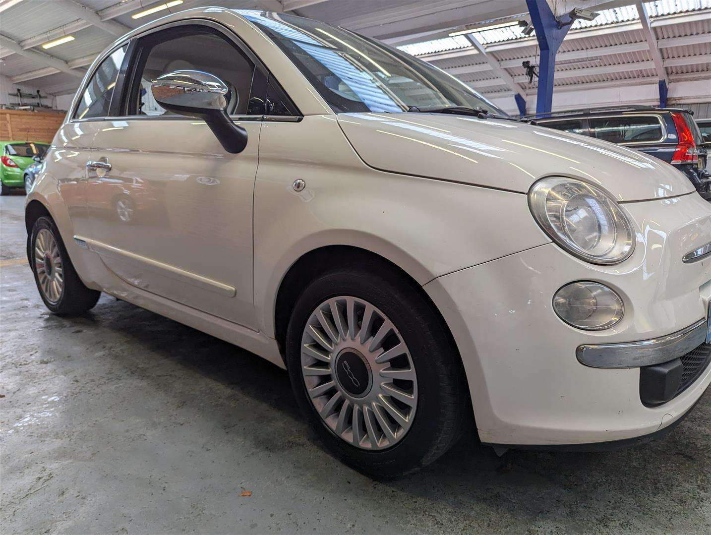 <p>2011 FIAT 500 LOUNGE</p>